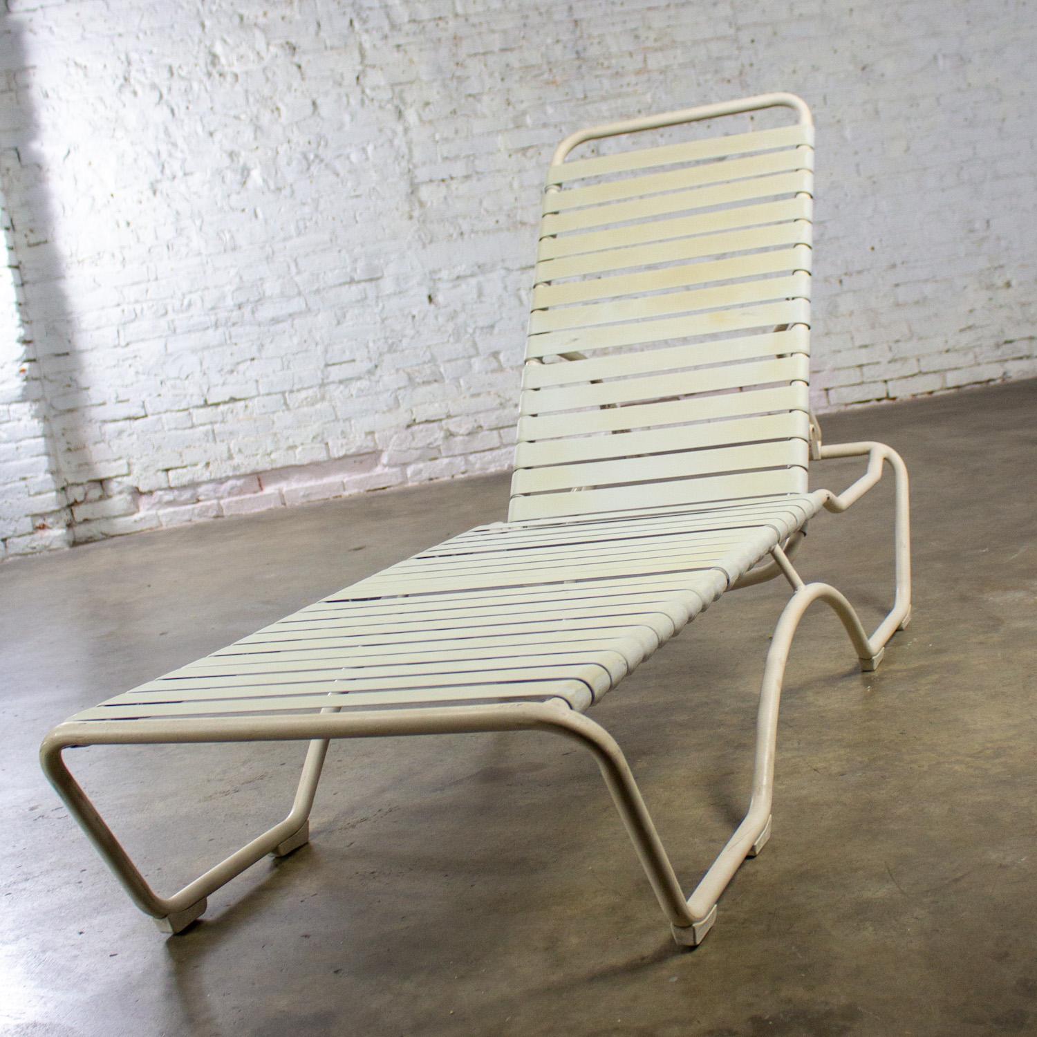 20ième siècle Chaise longue empilable Tropitone 1950-1960 Sangles en vinyle Cadre en aluminium en vente