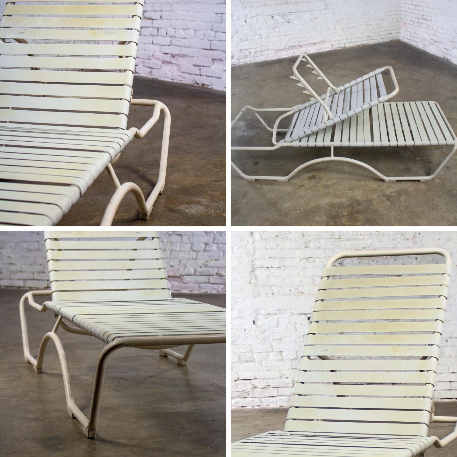 Chaise longue empilable Tropitone 1950-1960 Sangles en vinyle Cadre en aluminium en vente 1