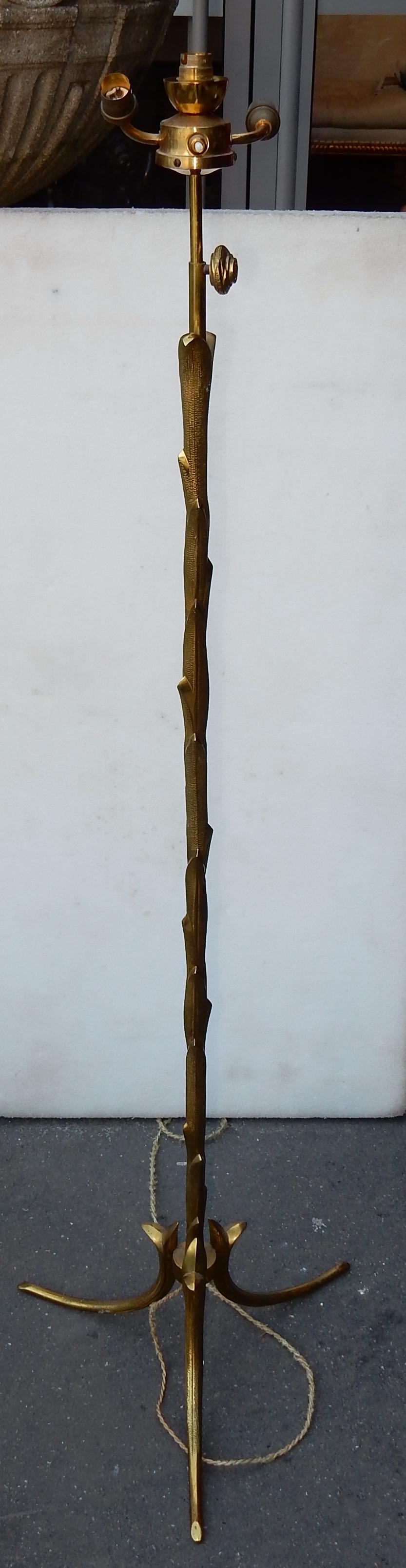 Lampadaire en bronze et laiton doré, bon état, circa 1950-1970, éléments vissés, a été a décoration de palmier réglable.