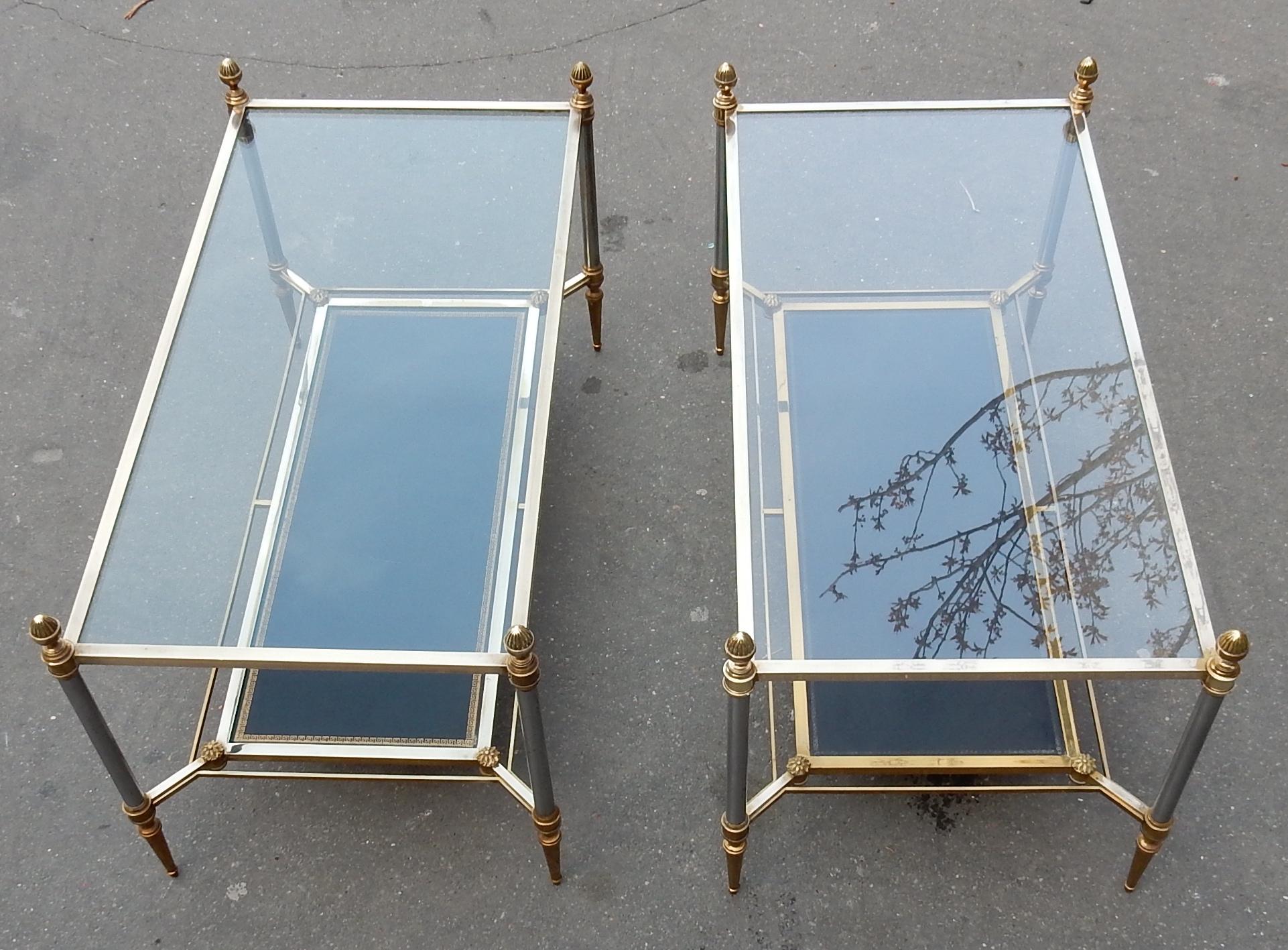 Pair of coffee table bronze and brass, amounts patina rifle barrel, characteristic of this brand, Maison Jansen. 
Glass top and that of the bottom by black leather decorated with gold leaves grecs deco, condition of use, everything is screw, easy