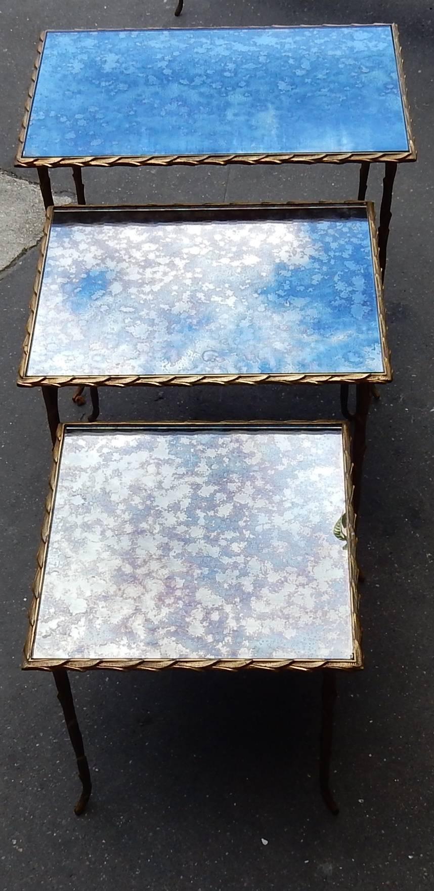 Serie von drei Bronze-Tische deco Palme, sind Tops in oxyded olded Spiegel,
Größen: 47 x 37 x H 44 cm,
37 x 37 x H 38 cm,
ca. 1950-1970.
Guter Zustand.