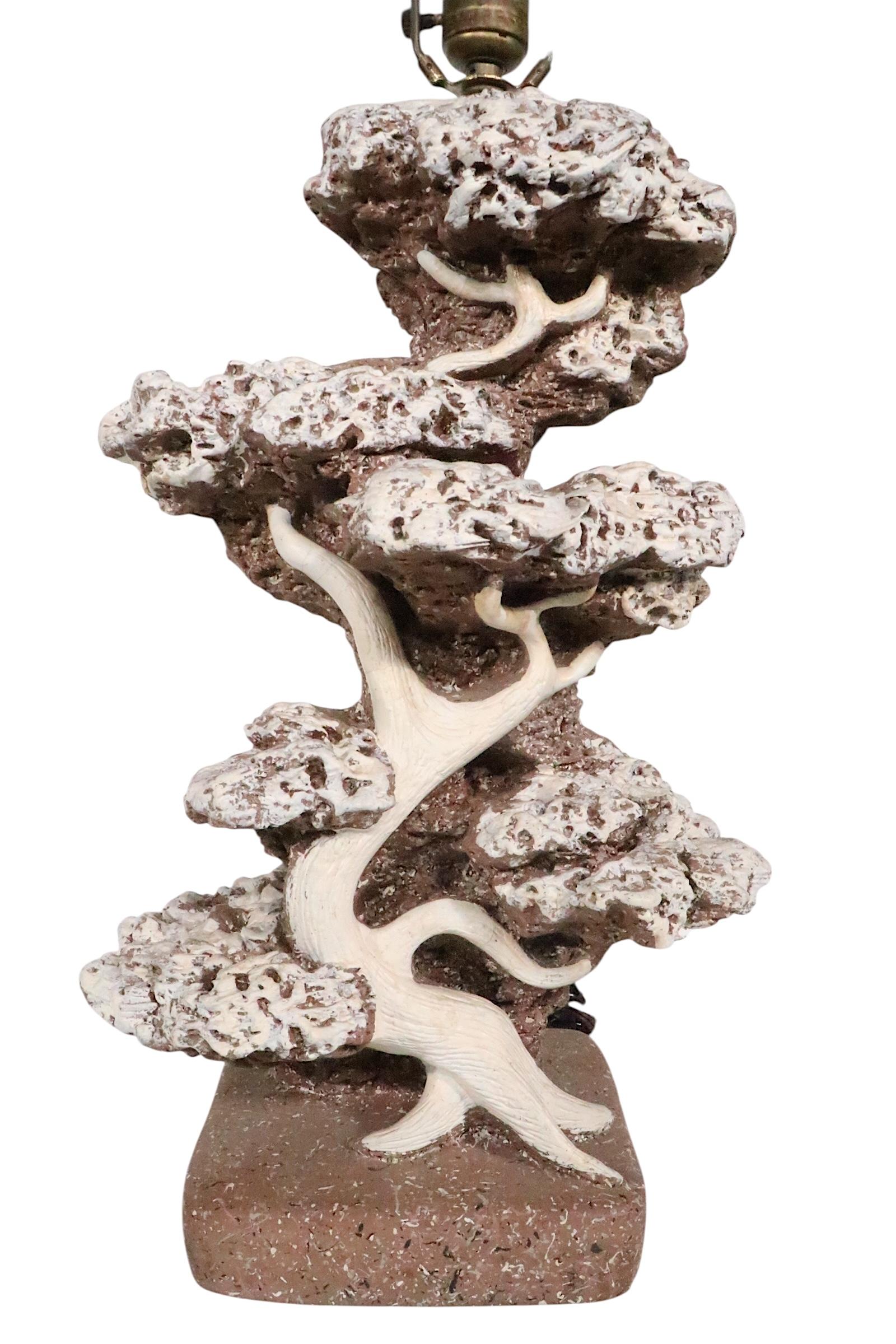 Elegante lámpara de sobremesa de escayola moldeada en forma de árbol Bonsái estilizado, años 50, atribuida a Reglor of California, sin firmar. Este ejemplar está en buen estado, original, limpio y funcionando, pantalla no incluida, rasguño sin