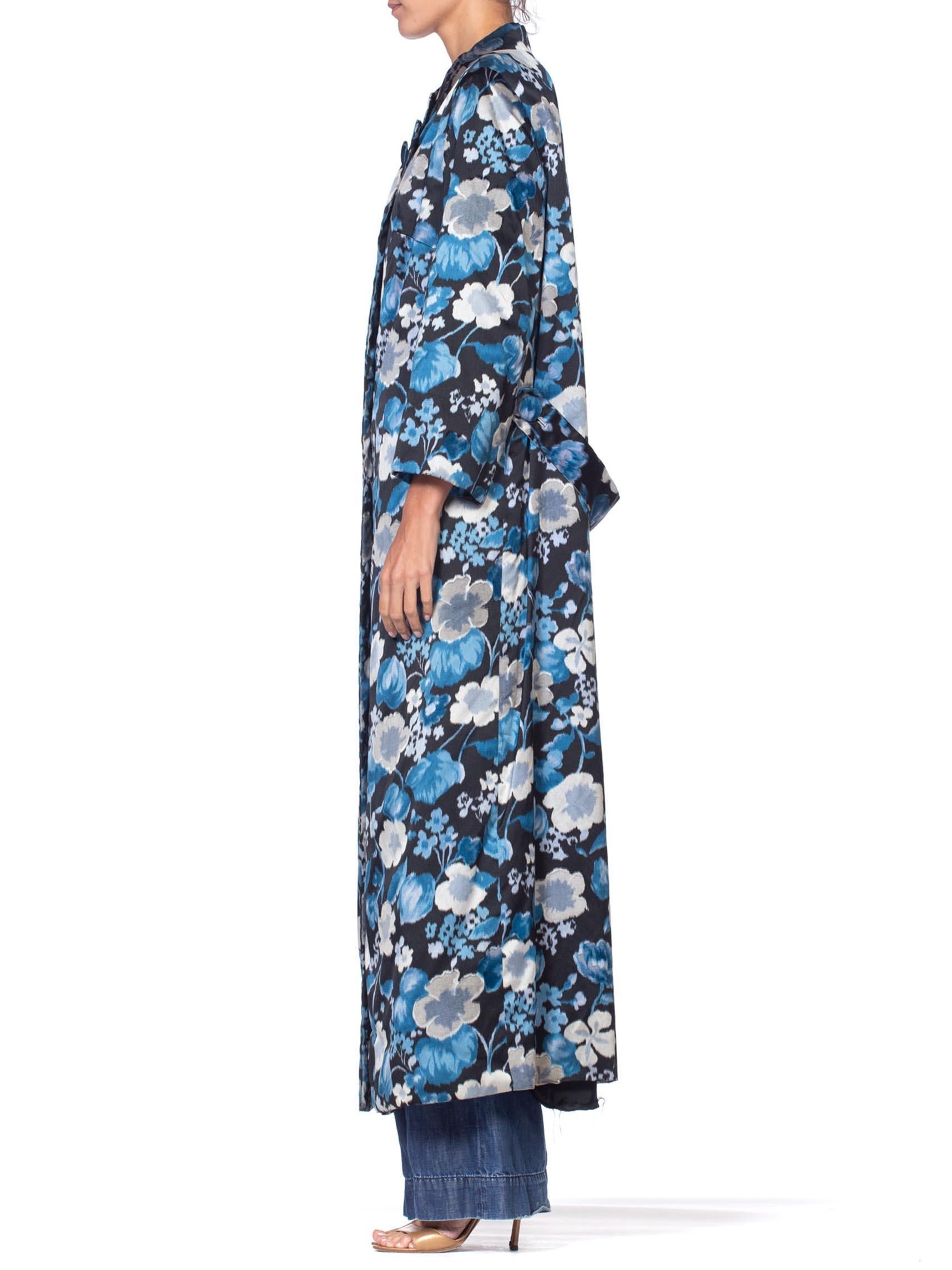 1950er Jahre Schwarz & Blau Couture Grade Floral Seide Satin Hand Cut Samt Mantel (Violett) im Angebot