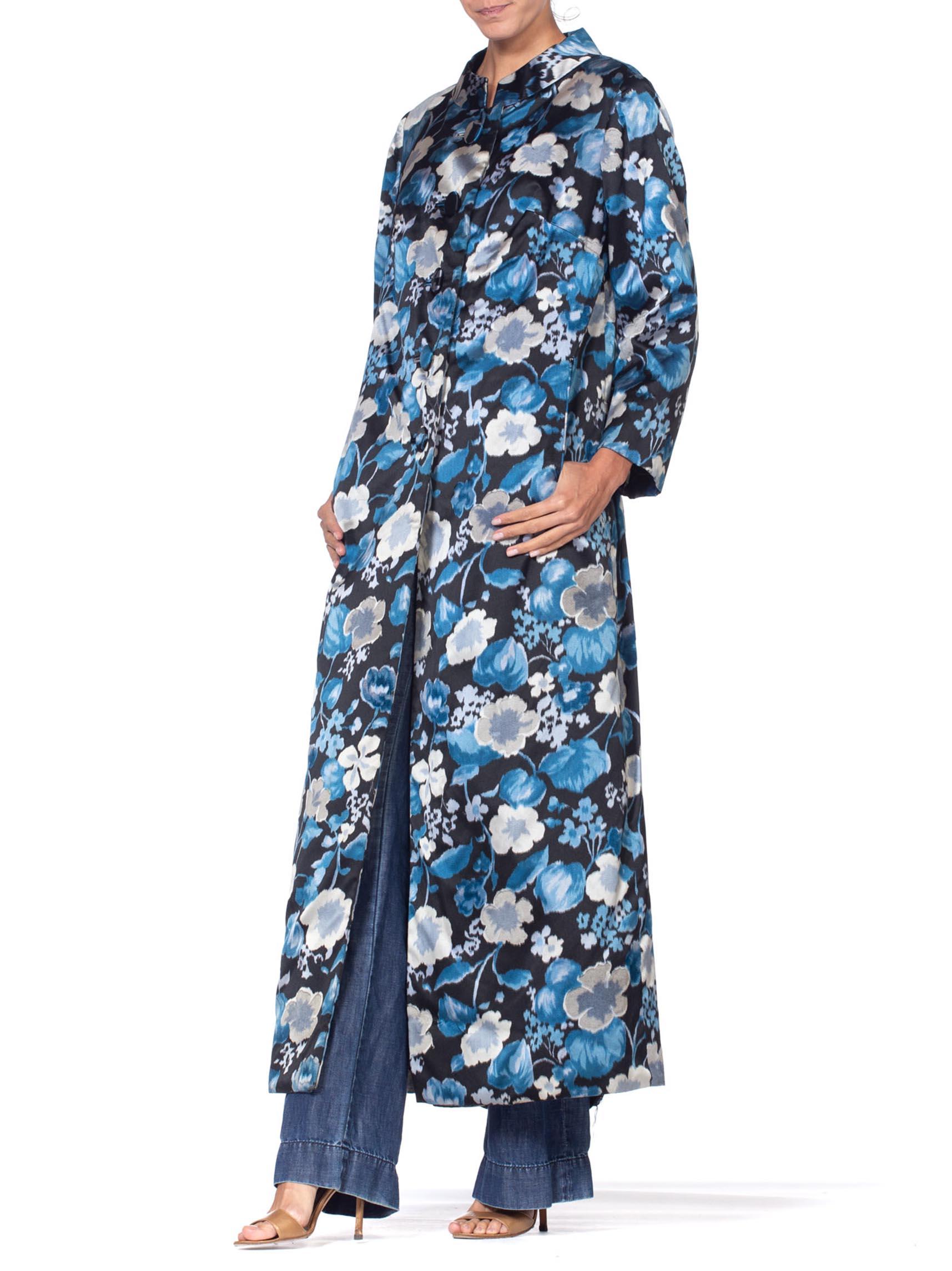 1950er Jahre Schwarz & Blau Couture Grade Floral Seide Satin Hand Cut Samt Mantel im Zustand „Hervorragend“ im Angebot in New York, NY