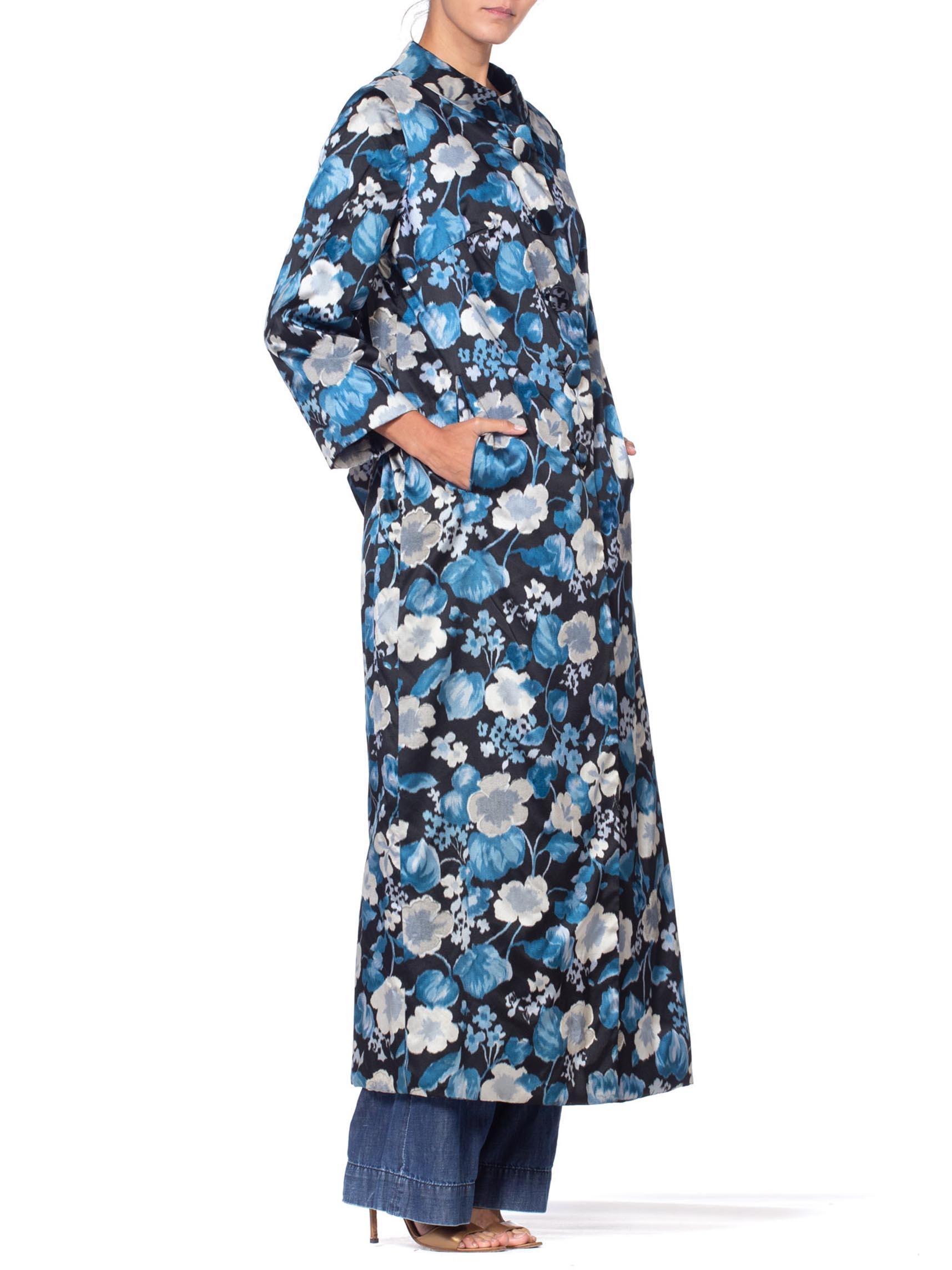 1950er Jahre Schwarz & Blau Couture Grade Floral Seide Satin Hand Cut Samt Mantel Damen im Angebot