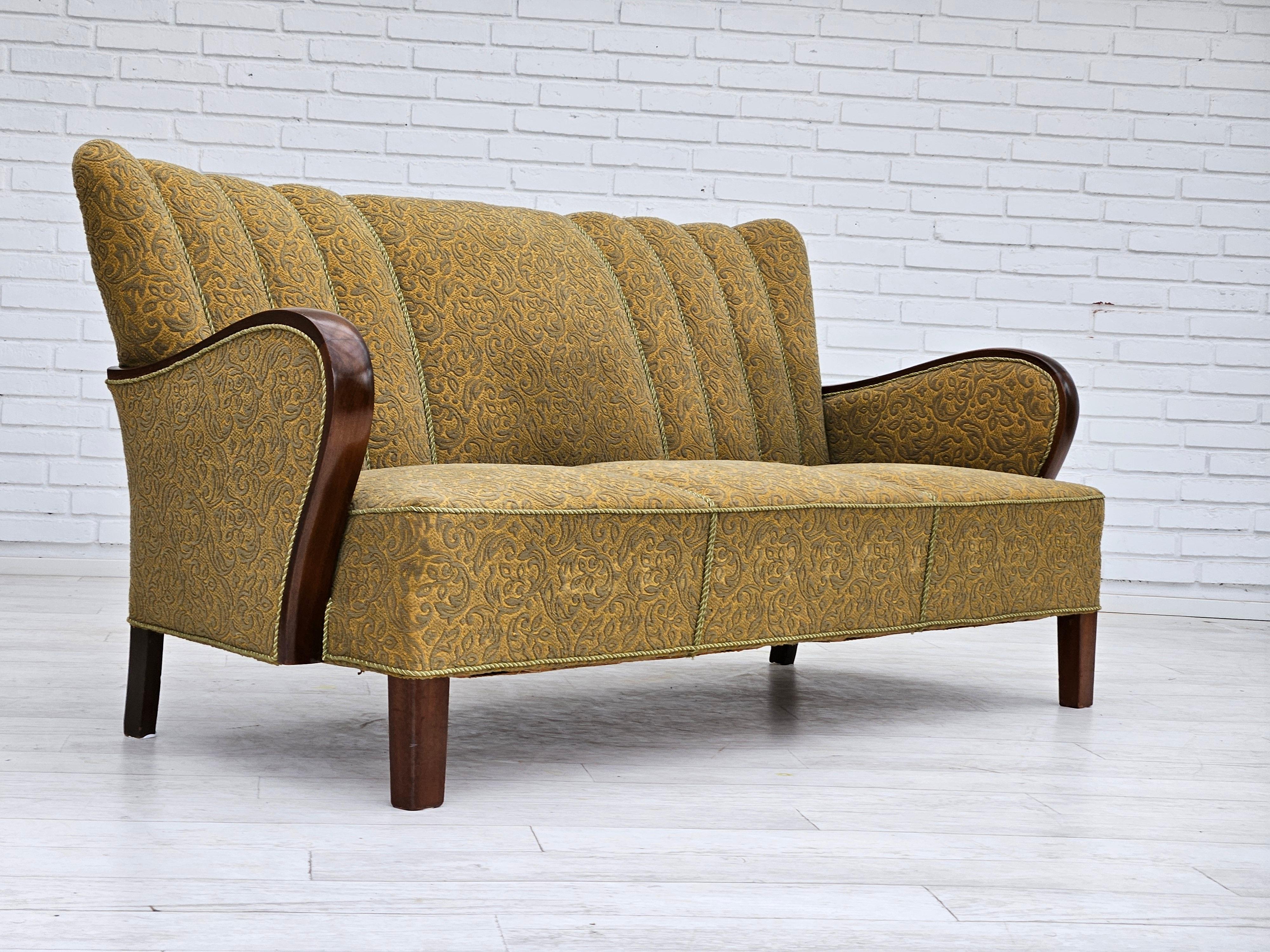 1950-60er Jahre, dänisches 3-Sitzer-Sofa, Originalzustand, Baumwolle/Wolle, Buchenholz. (Skandinavische Moderne) im Angebot