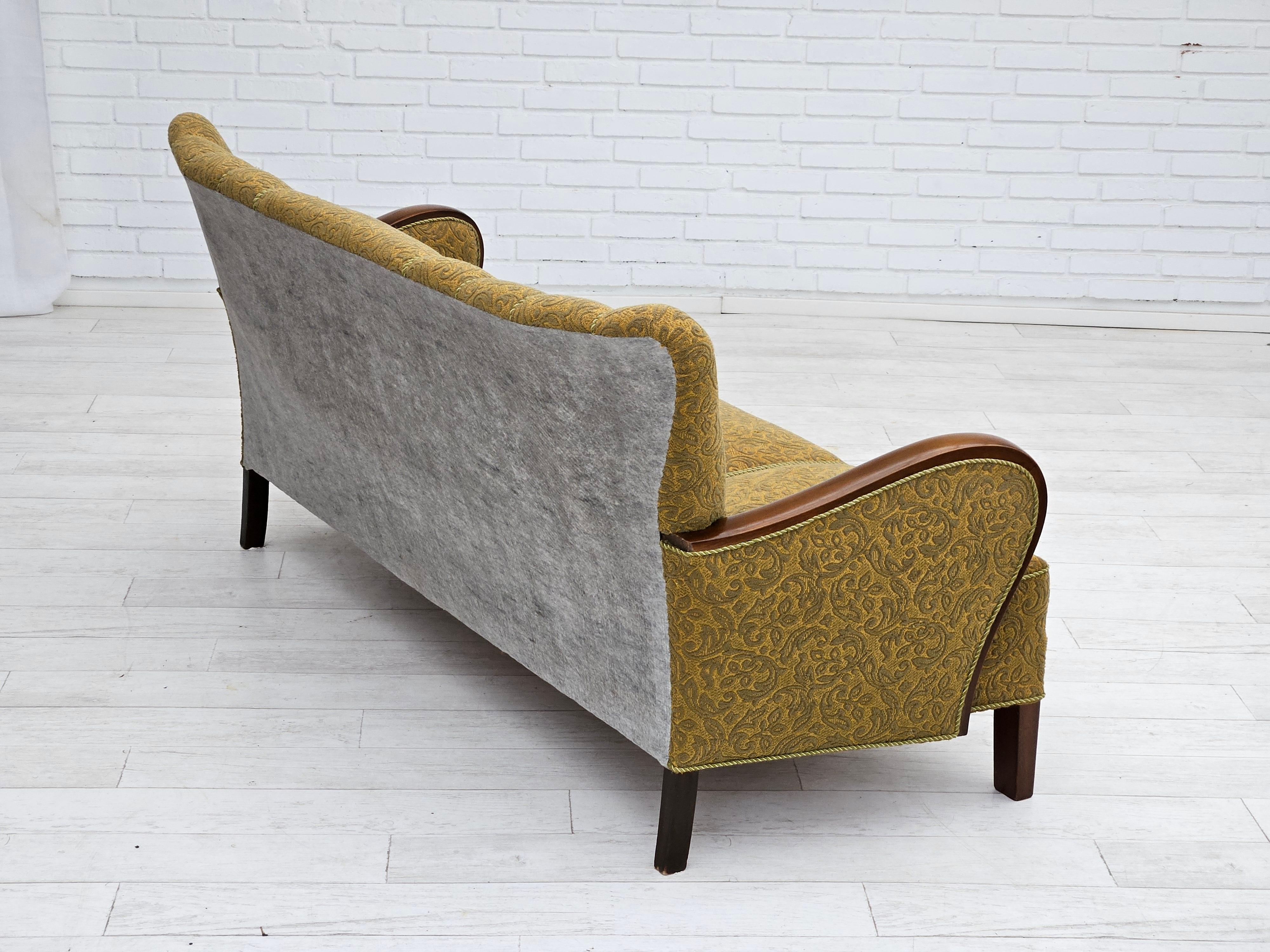1950-60er Jahre, dänisches 3-Sitzer-Sofa, Originalzustand, Baumwolle/Wolle, Buchenholz. im Zustand „Gut“ im Angebot in Tarm, 82