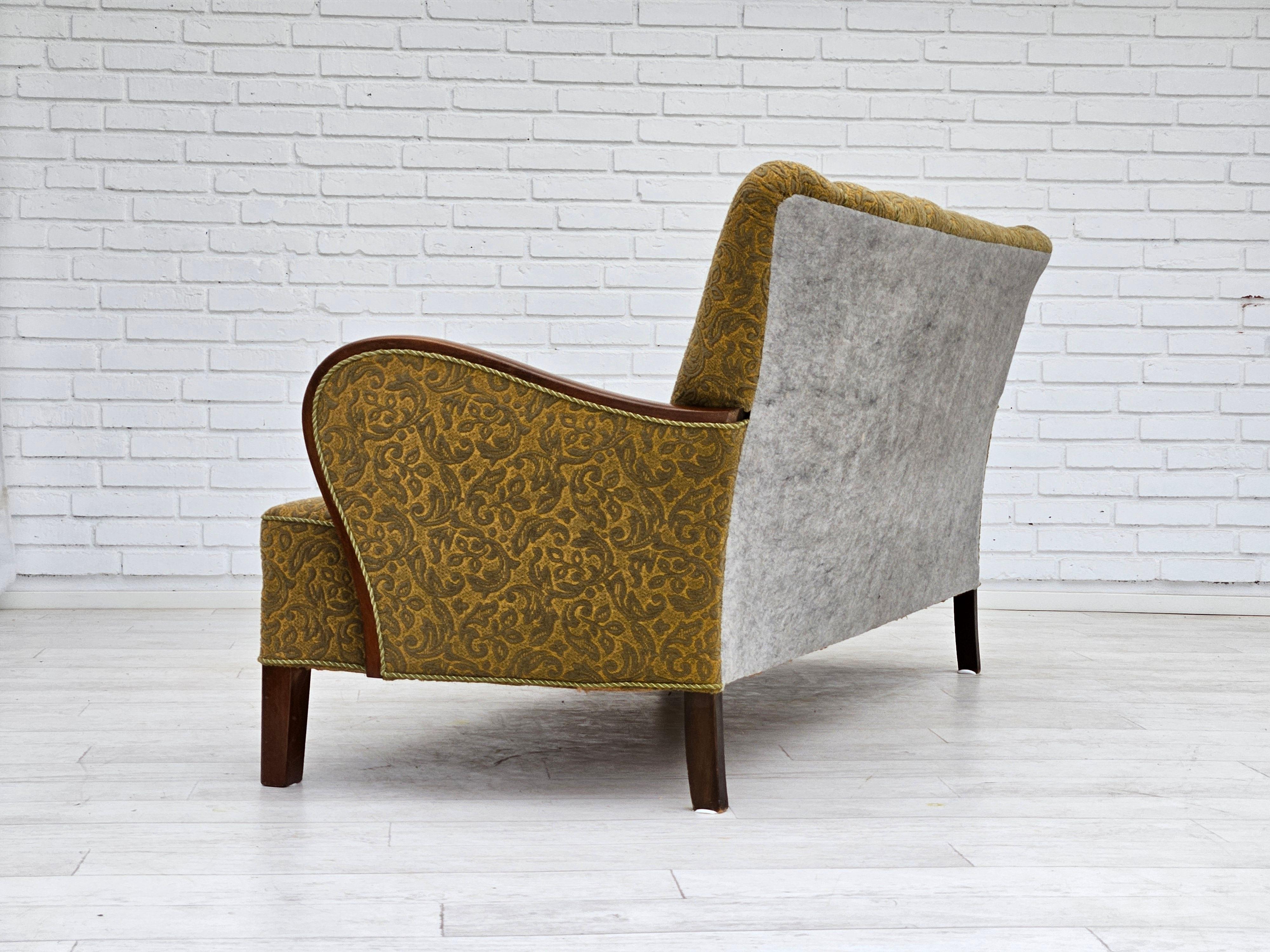 1950-60er Jahre, dänisches 3-Sitzer-Sofa, Originalzustand, Baumwolle/Wolle, Buchenholz. (Stoff) im Angebot