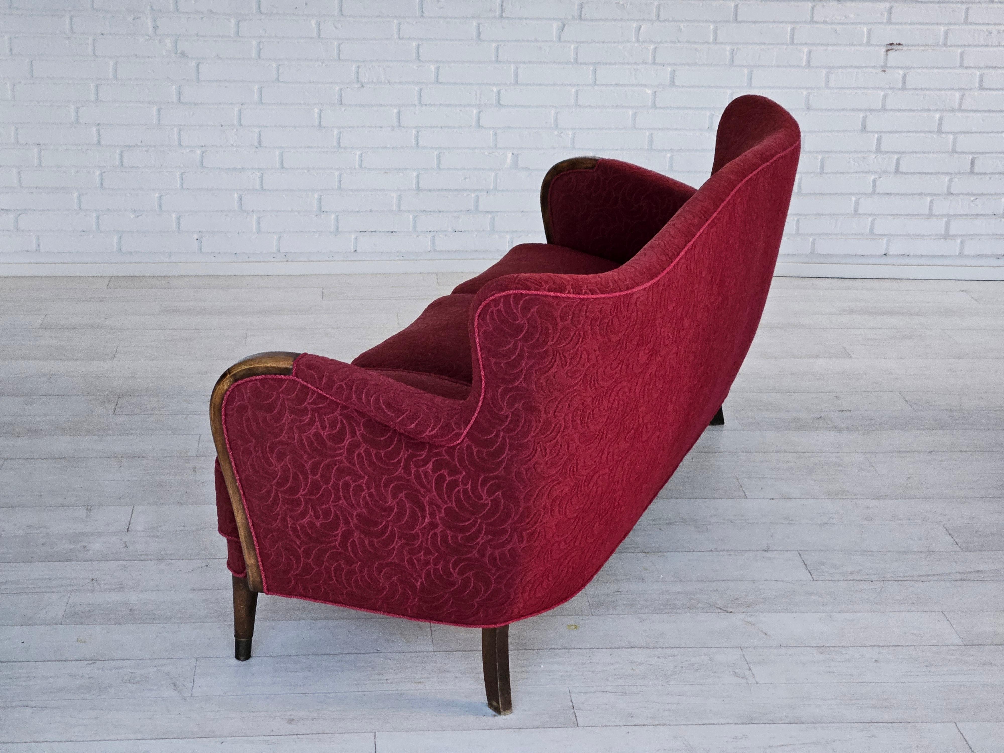1950–60er Jahre, dänisches 3-Sitzer-Sofa, originaler Zustand, rote Baumwolle/Wolle, Buchenholz. im Angebot 4