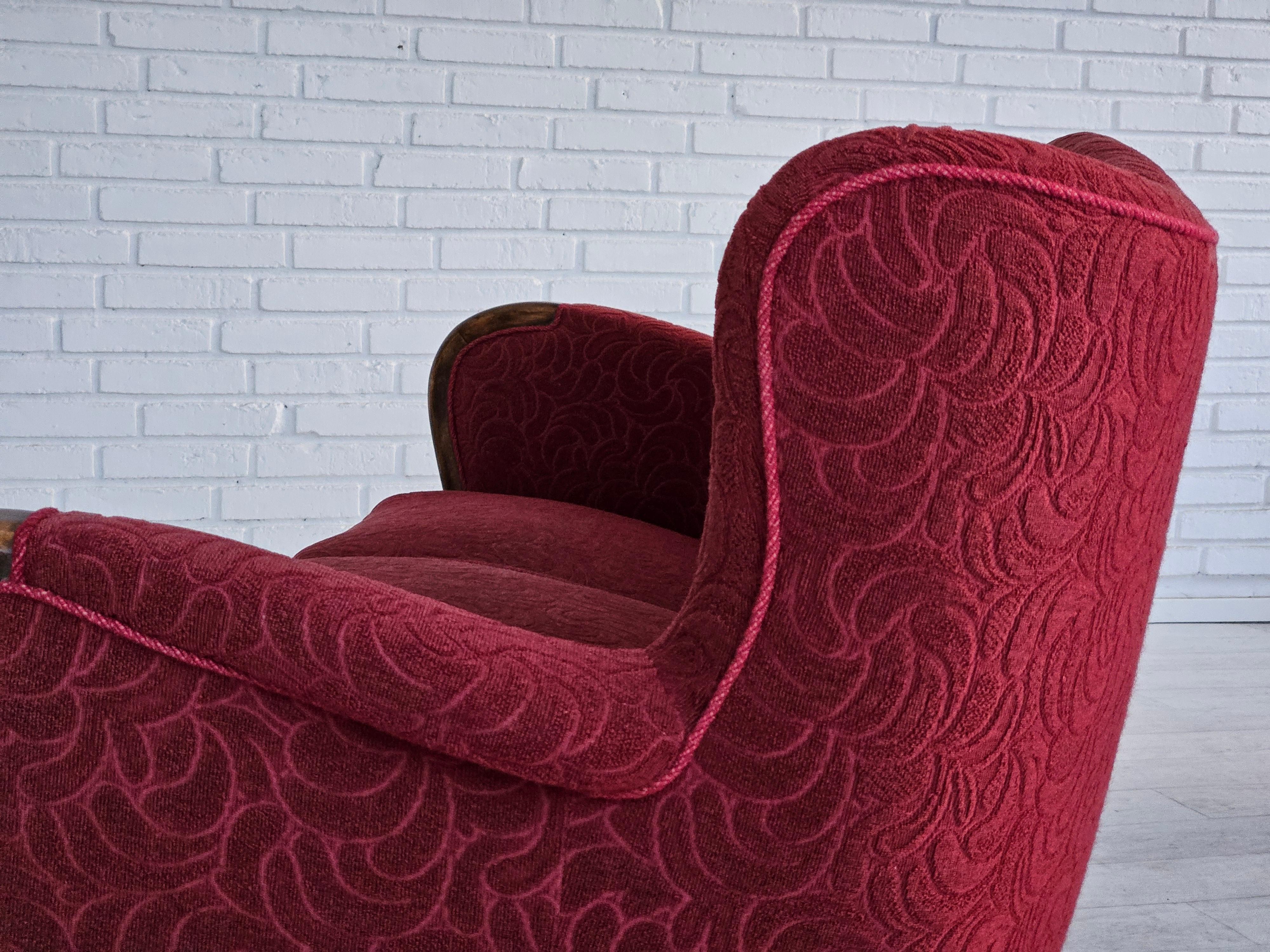 1950–60er Jahre, dänisches 3-Sitzer-Sofa, originaler Zustand, rote Baumwolle/Wolle, Buchenholz. im Angebot 5
