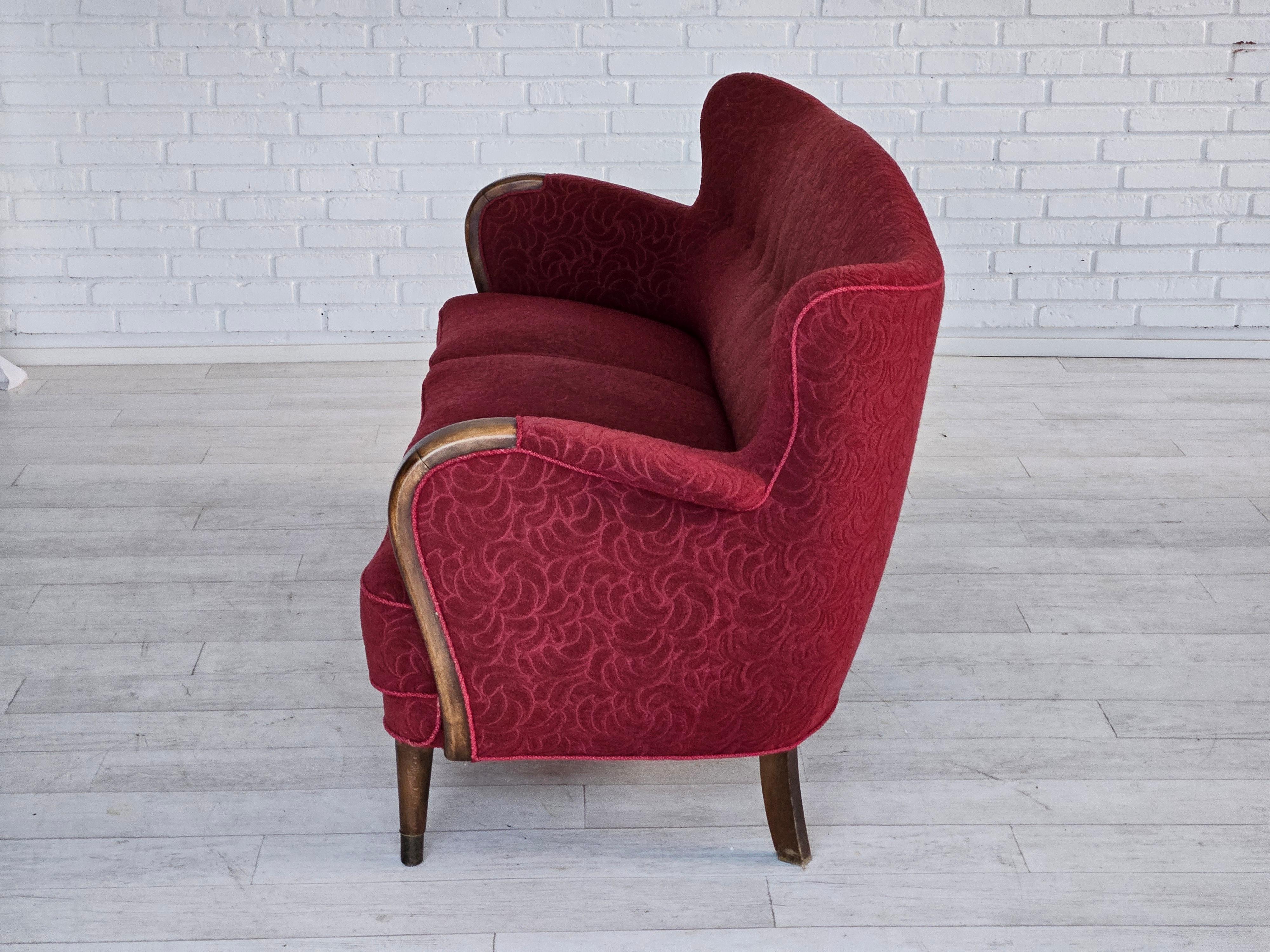 1950–60er Jahre, dänisches 3-Sitzer-Sofa, originaler Zustand, rote Baumwolle/Wolle, Buchenholz. im Angebot 6