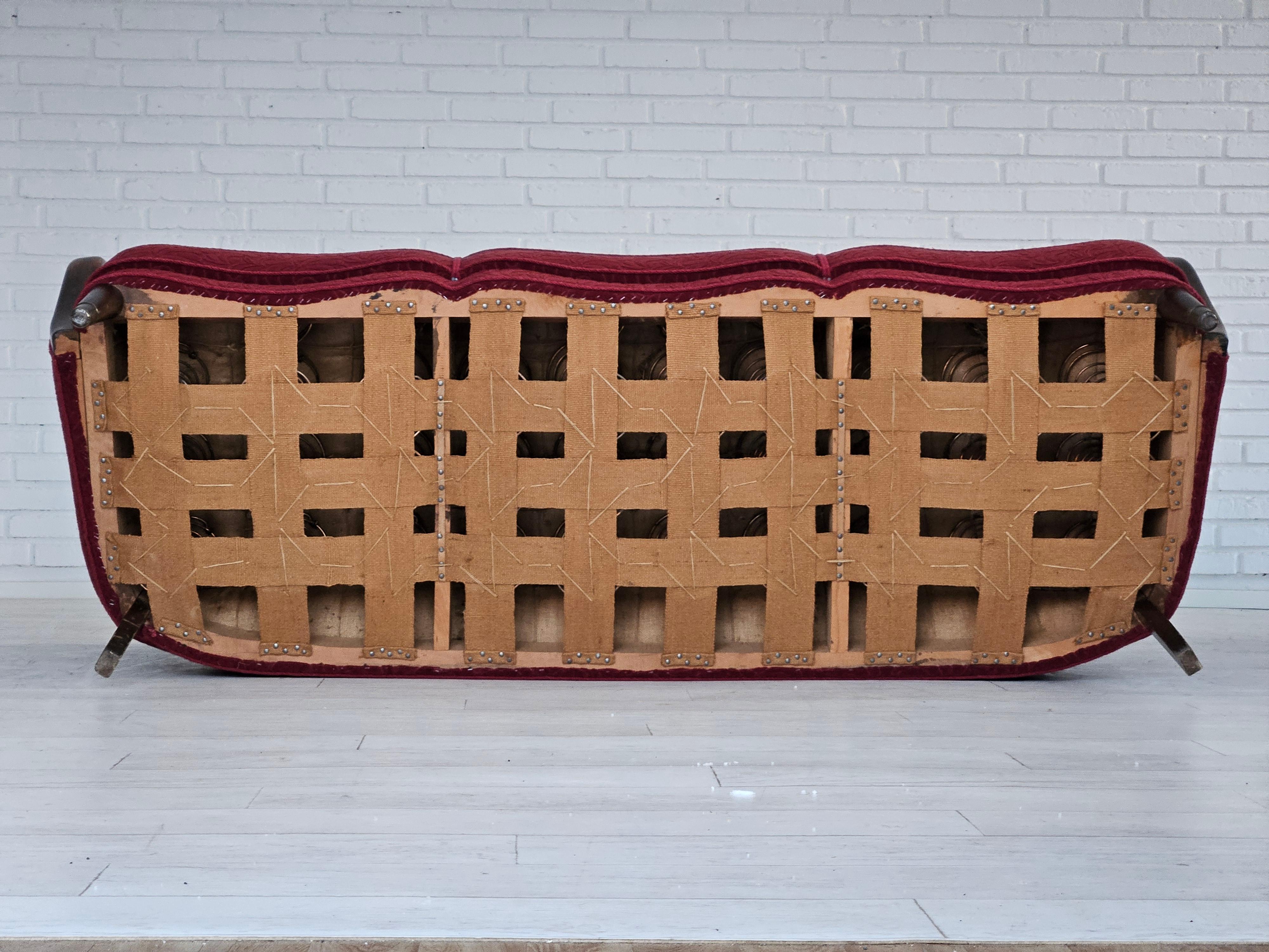 1950–60er Jahre, dänisches 3-Sitzer-Sofa, originaler Zustand, rote Baumwolle/Wolle, Buchenholz. im Angebot 7