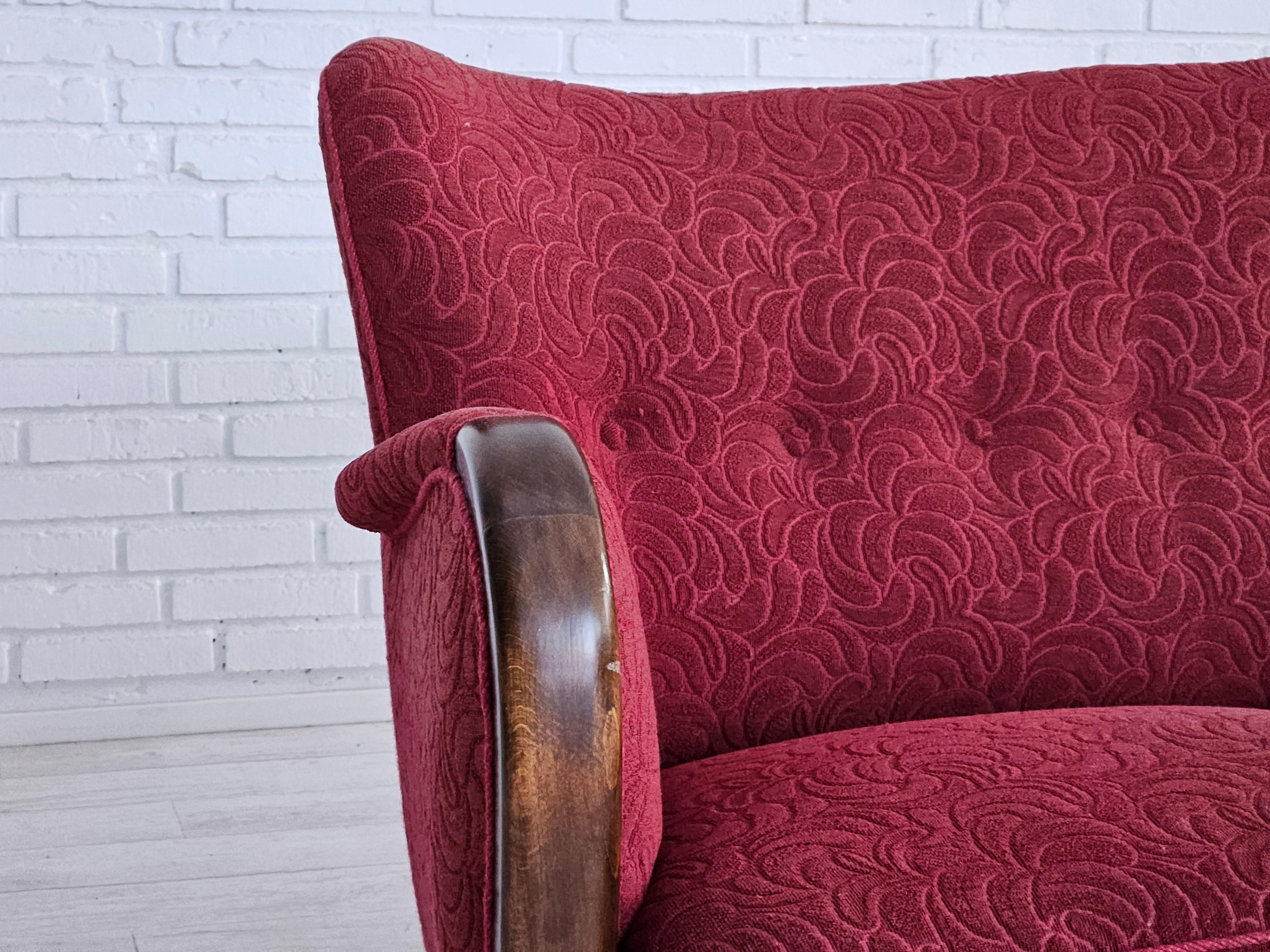 1950–60er Jahre, dänisches 3-Sitzer-Sofa, originaler Zustand, rote Baumwolle/Wolle, Buchenholz. im Angebot 10