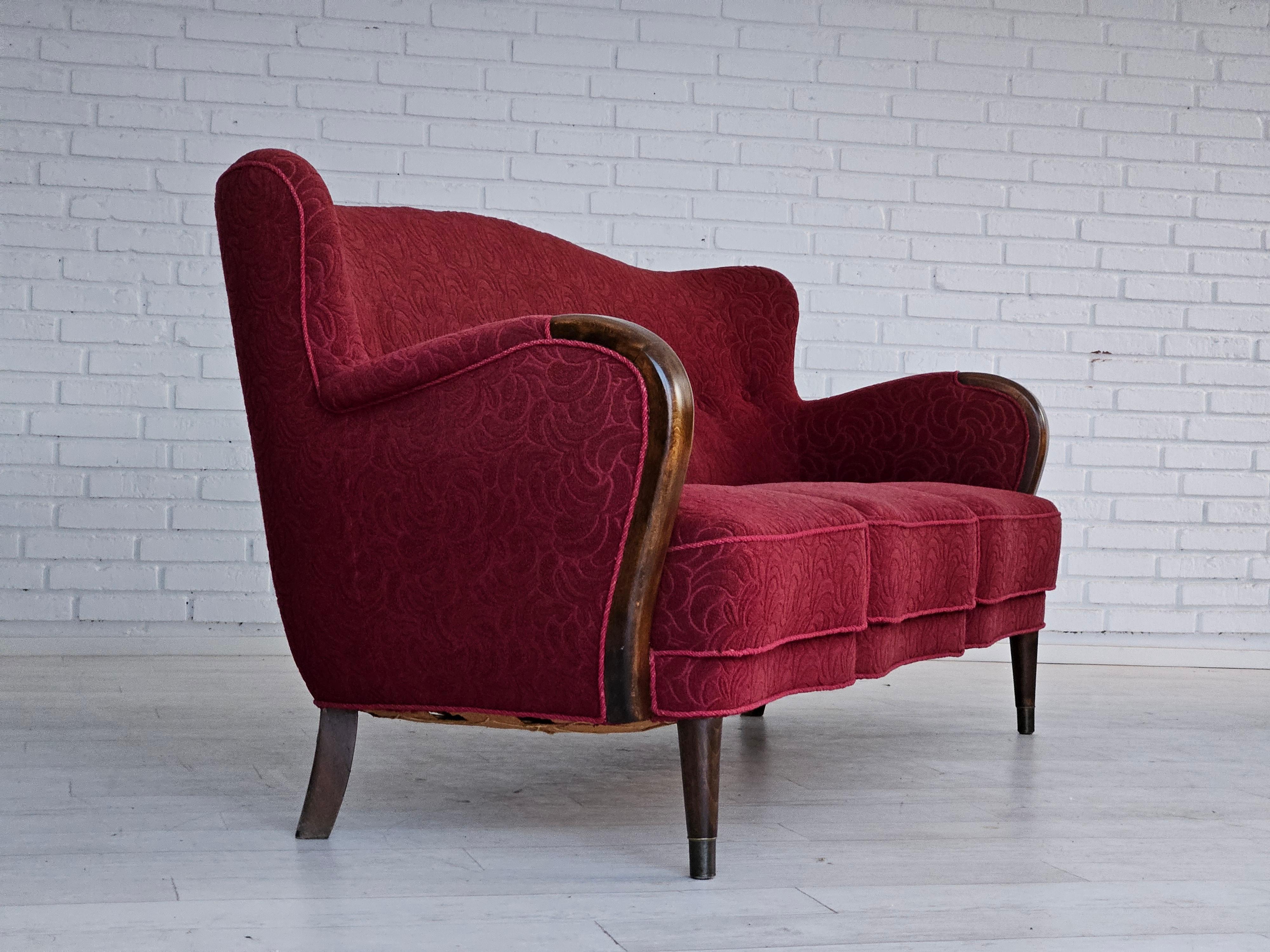 1950–60er Jahre, dänisches 3-Sitzer-Sofa, originaler Zustand, rote Baumwolle/Wolle, Buchenholz. (Dänisch) im Angebot
