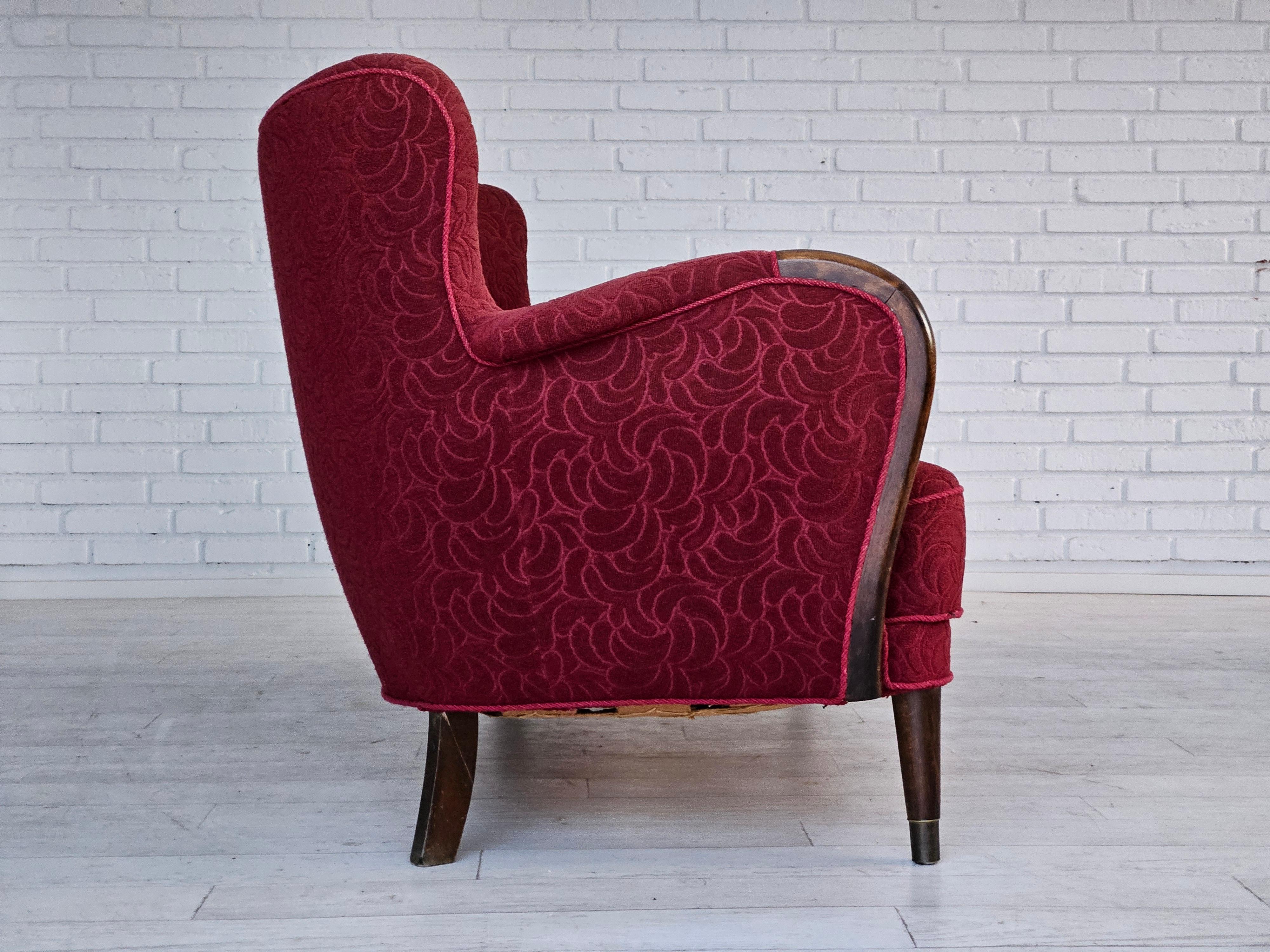 1950–60er Jahre, dänisches 3-Sitzer-Sofa, originaler Zustand, rote Baumwolle/Wolle, Buchenholz. im Zustand „Gut“ im Angebot in Tarm, 82