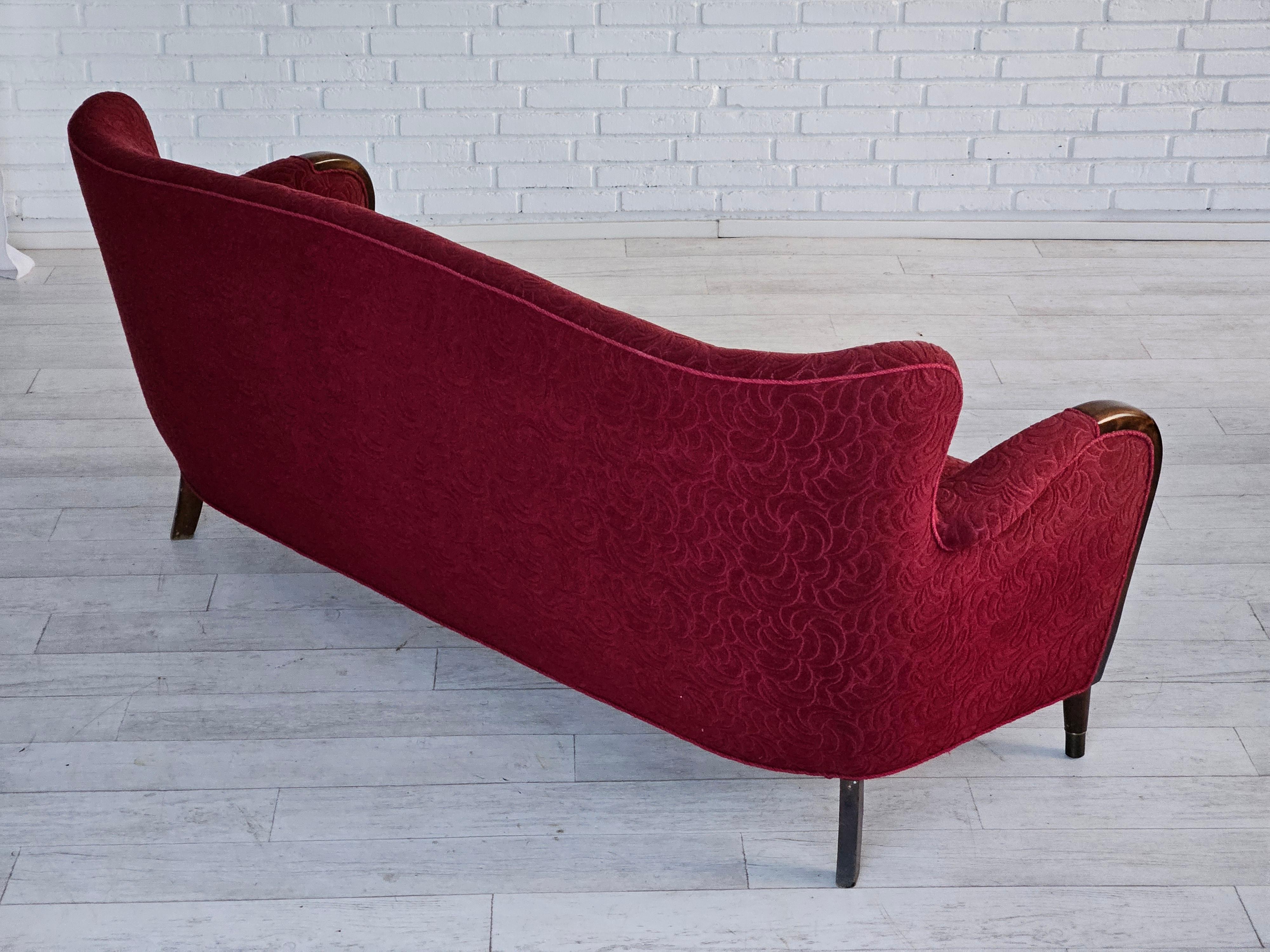 1950–60er Jahre, dänisches 3-Sitzer-Sofa, originaler Zustand, rote Baumwolle/Wolle, Buchenholz. (Mitte des 20. Jahrhunderts) im Angebot