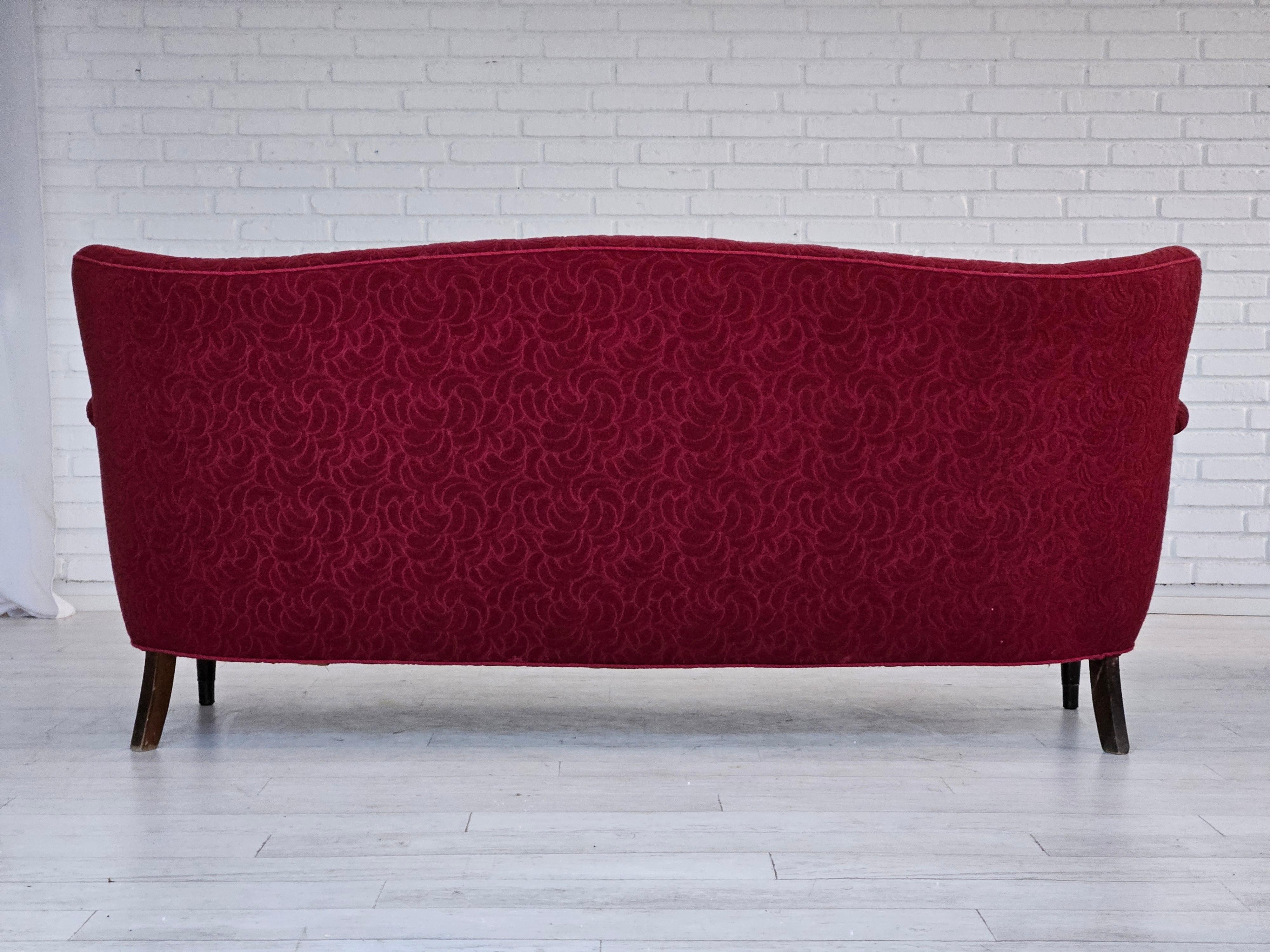 1950–60er Jahre, dänisches 3-Sitzer-Sofa, originaler Zustand, rote Baumwolle/Wolle, Buchenholz. im Angebot 1