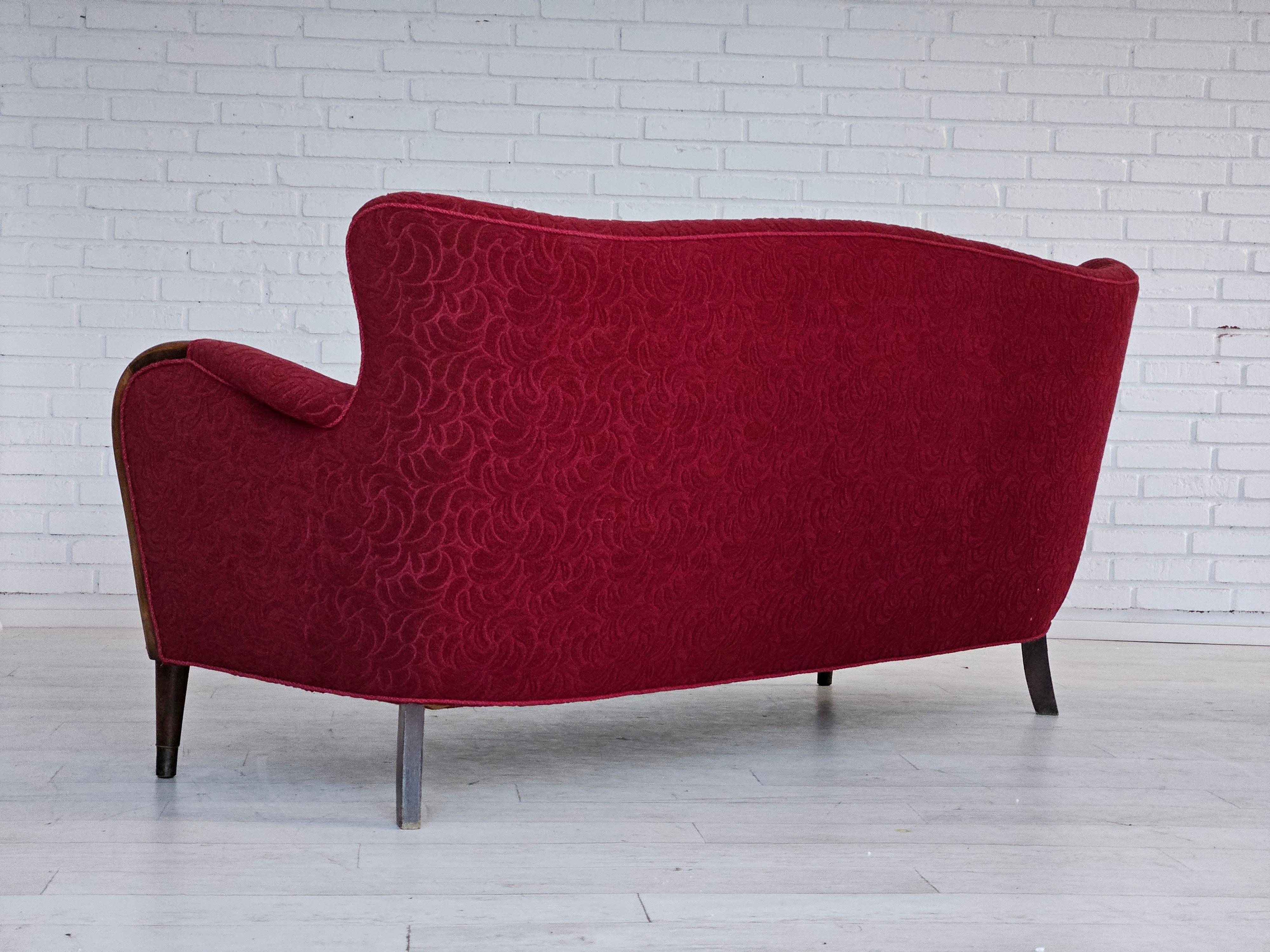 1950–60er Jahre, dänisches 3-Sitzer-Sofa, originaler Zustand, rote Baumwolle/Wolle, Buchenholz. im Angebot 2