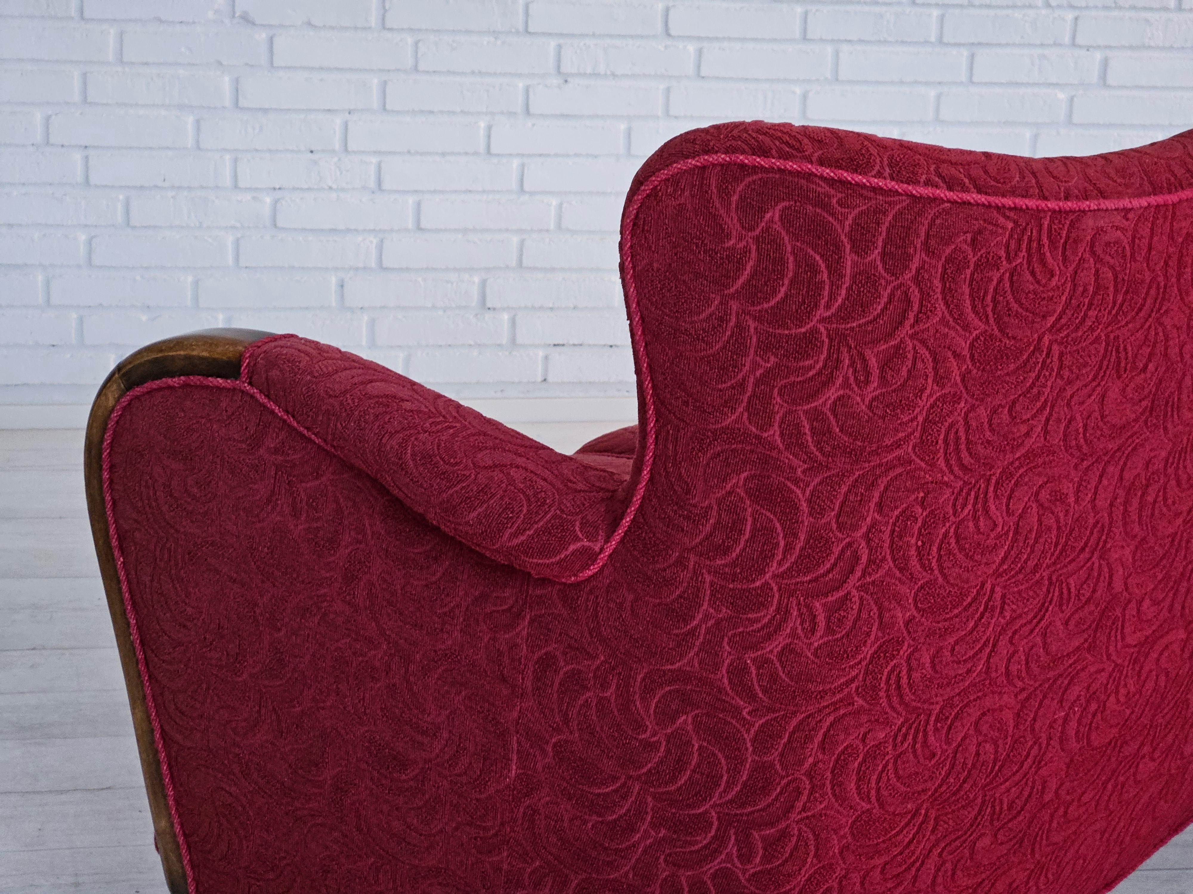 1950–60er Jahre, dänisches 3-Sitzer-Sofa, originaler Zustand, rote Baumwolle/Wolle, Buchenholz. im Angebot 3