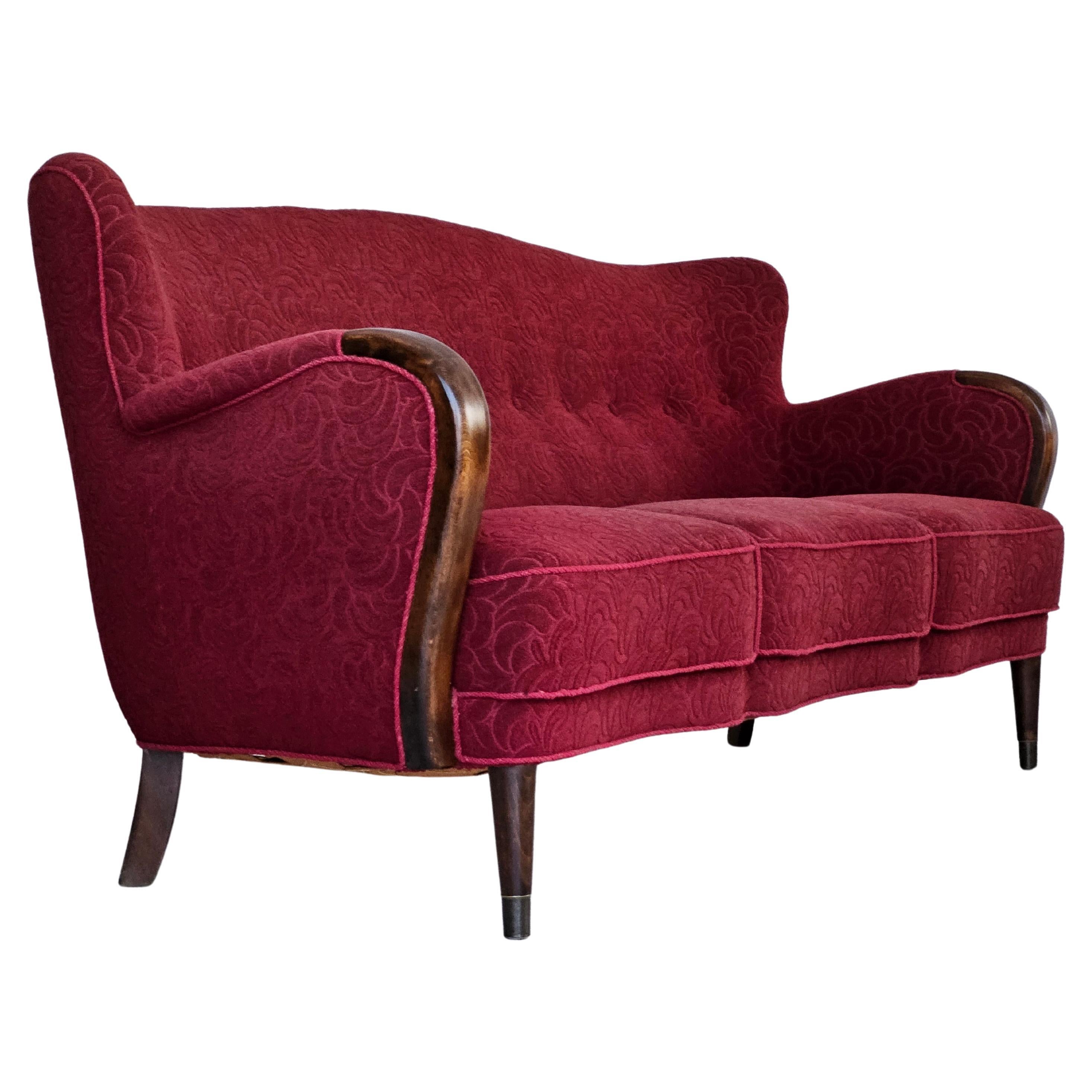 1950–60er Jahre, dänisches 3-Sitzer-Sofa, originaler Zustand, rote Baumwolle/Wolle, Buchenholz. im Angebot