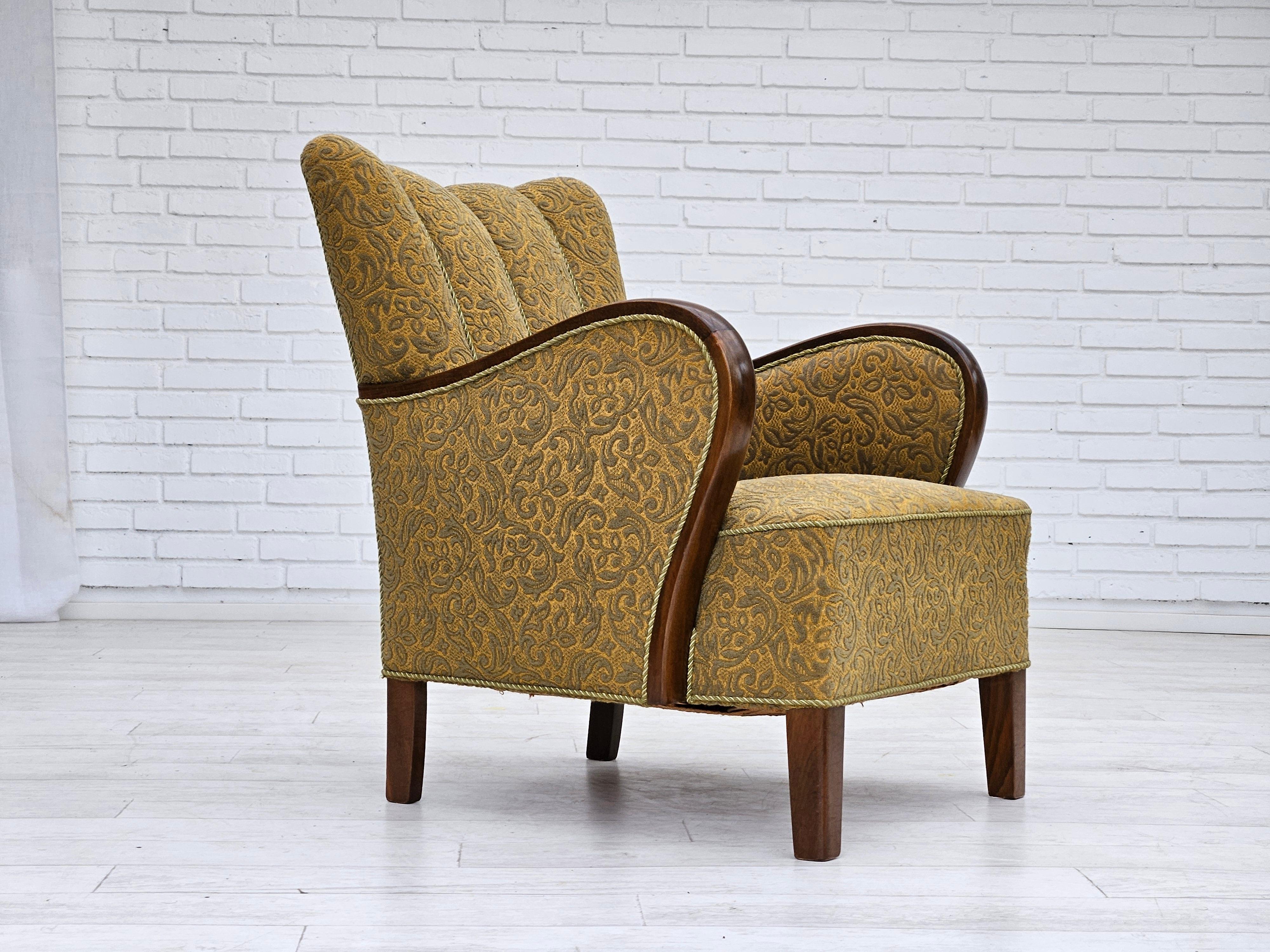 Fauteuil danois des années 1960 en très bon état d'origine : pas d'odeurs ni de taches. Tissu d'ameublement en coton/laine vert clair. Ressorts en laiton dans l'assise, pieds en hêtre. Fabriqué par un fabricant de meubles danois dans les années
