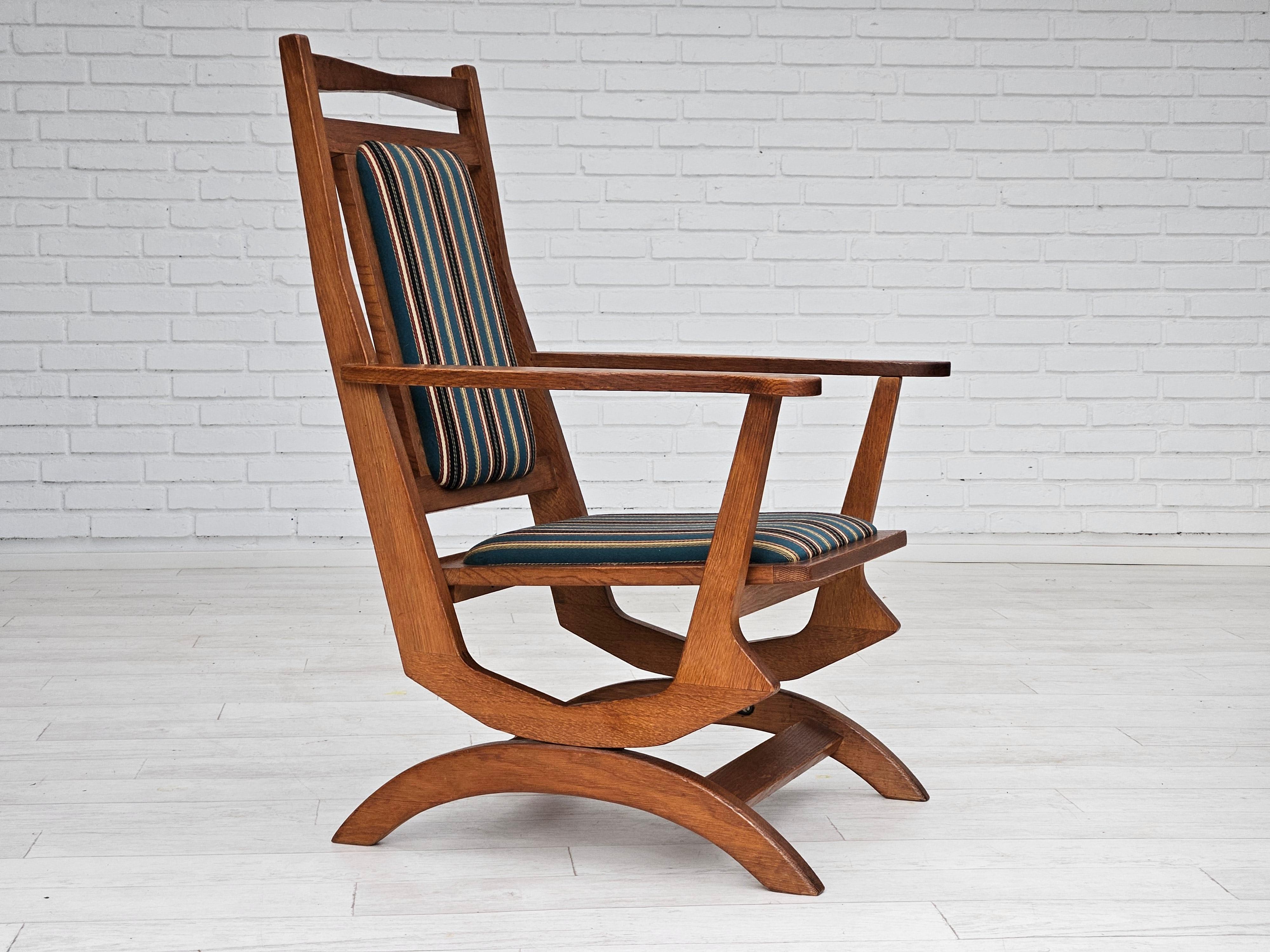 Chaise à bascule danoise à dossier haut des années 1950-60 en très bon état d'origine : pas d'odeurs ni de taches. Bois de chêne, laine pour meubles. Fabriqué par un fabricant de meubles danois dans les années 1955.