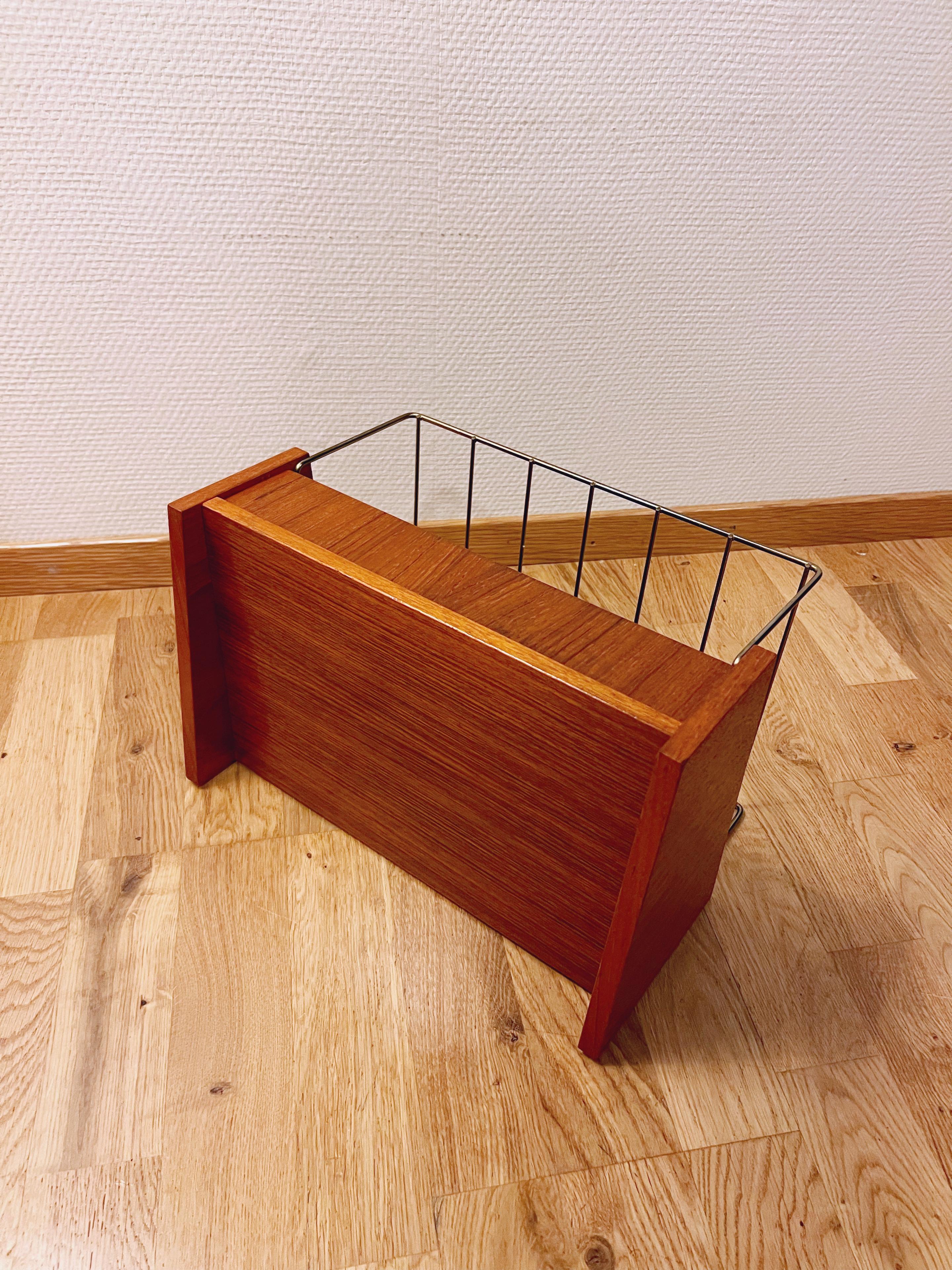 1950/60 Estantería nórdica/danesa de teca / Mesilla de noche colgante / Mesa auxiliar en venta 4