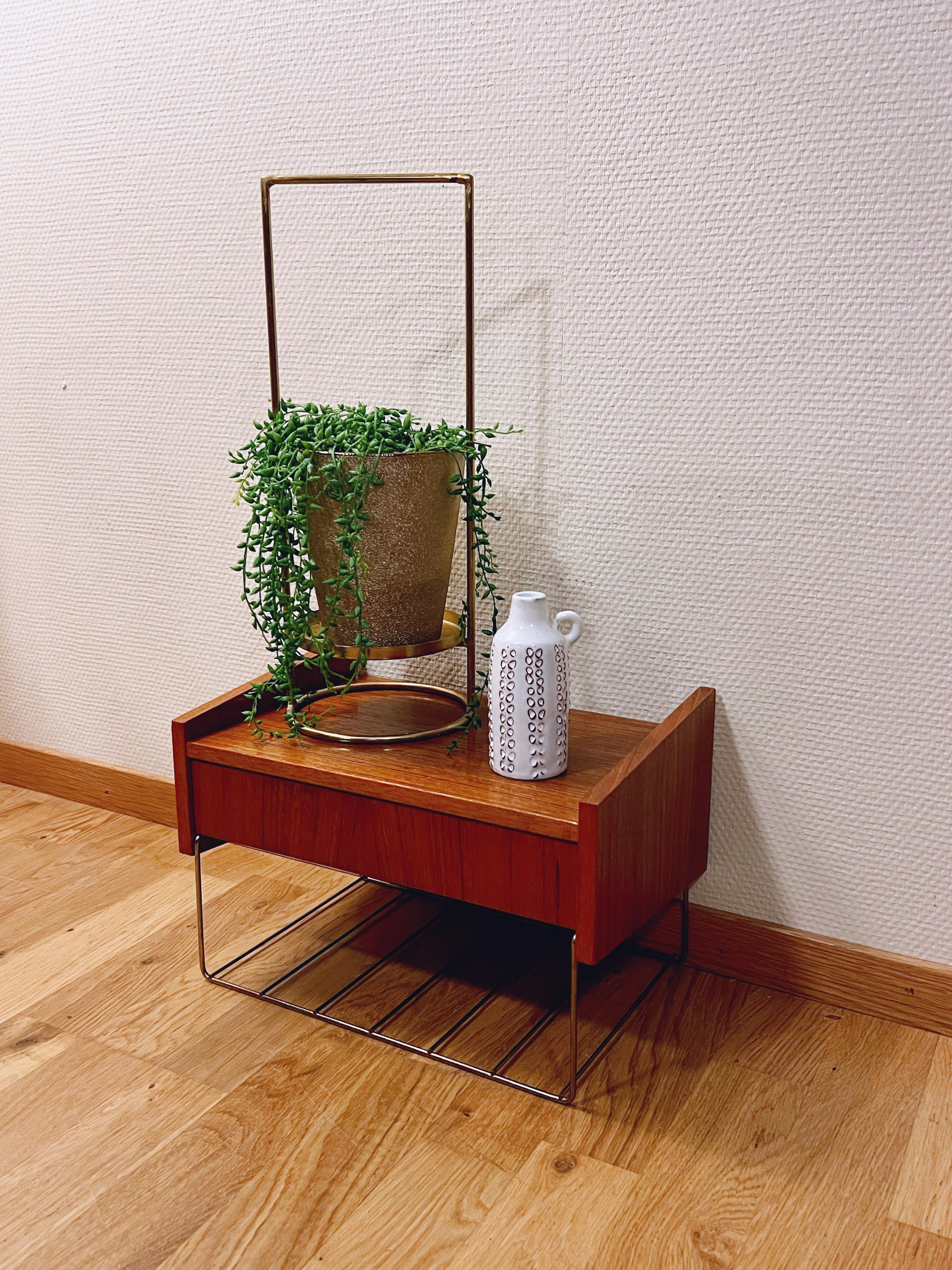 Única en su especie- Estantería / Mesilla de noche colgante de diseño moderno de mediados de siglo de teca y metal, Entre estantería con cajón de ca. 19/60s. Una perla del diseño vintage danés/escandinavo, un bonito complemento para tu