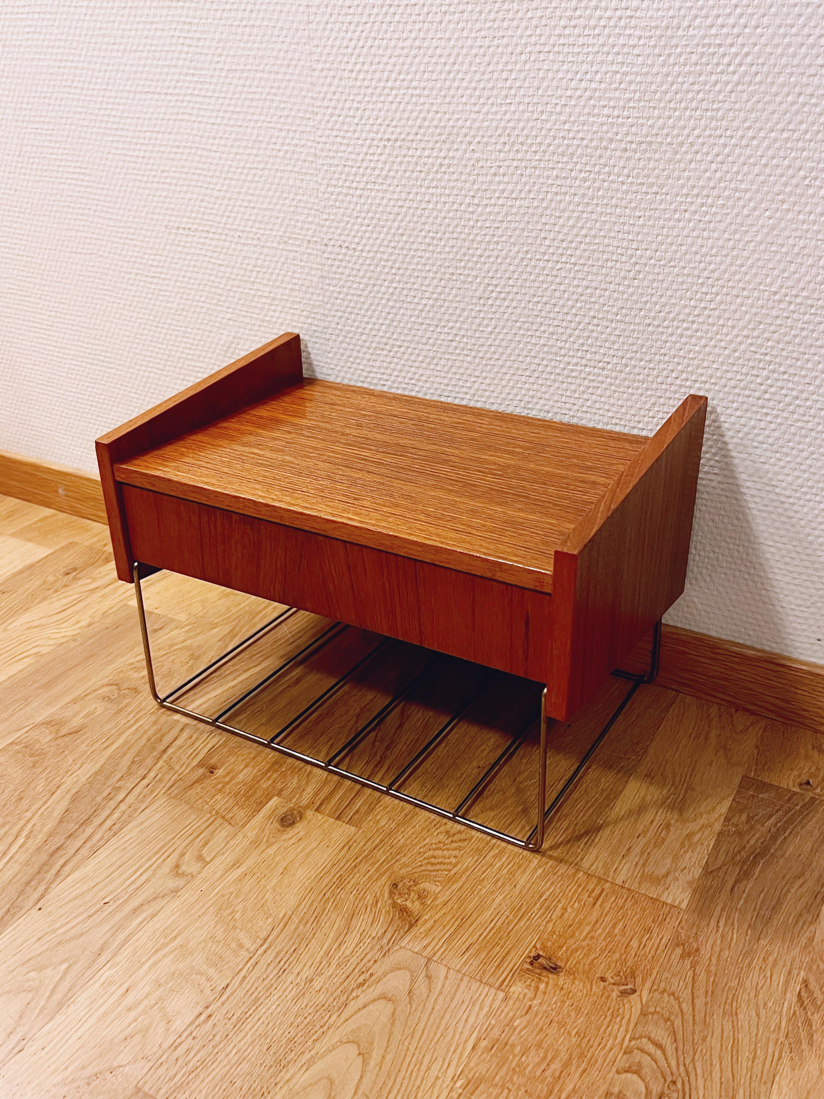 1950/60 Estantería nórdica/danesa de teca / Mesilla de noche colgante / Mesa auxiliar Danés en venta