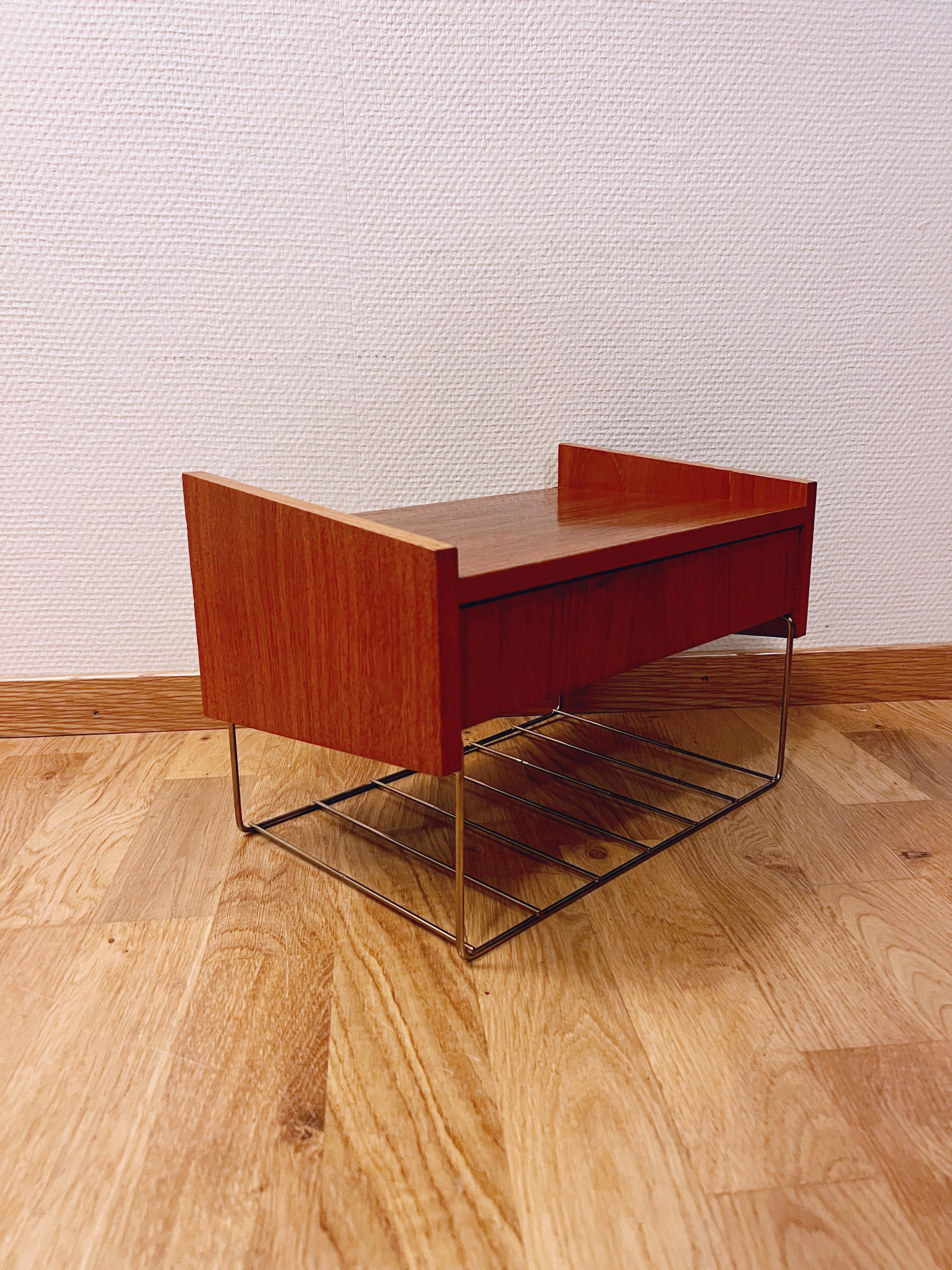 1950/60 Estantería nórdica/danesa de teca / Mesilla de noche colgante / Mesa auxiliar en Bueno estado para la venta en Skien, NO