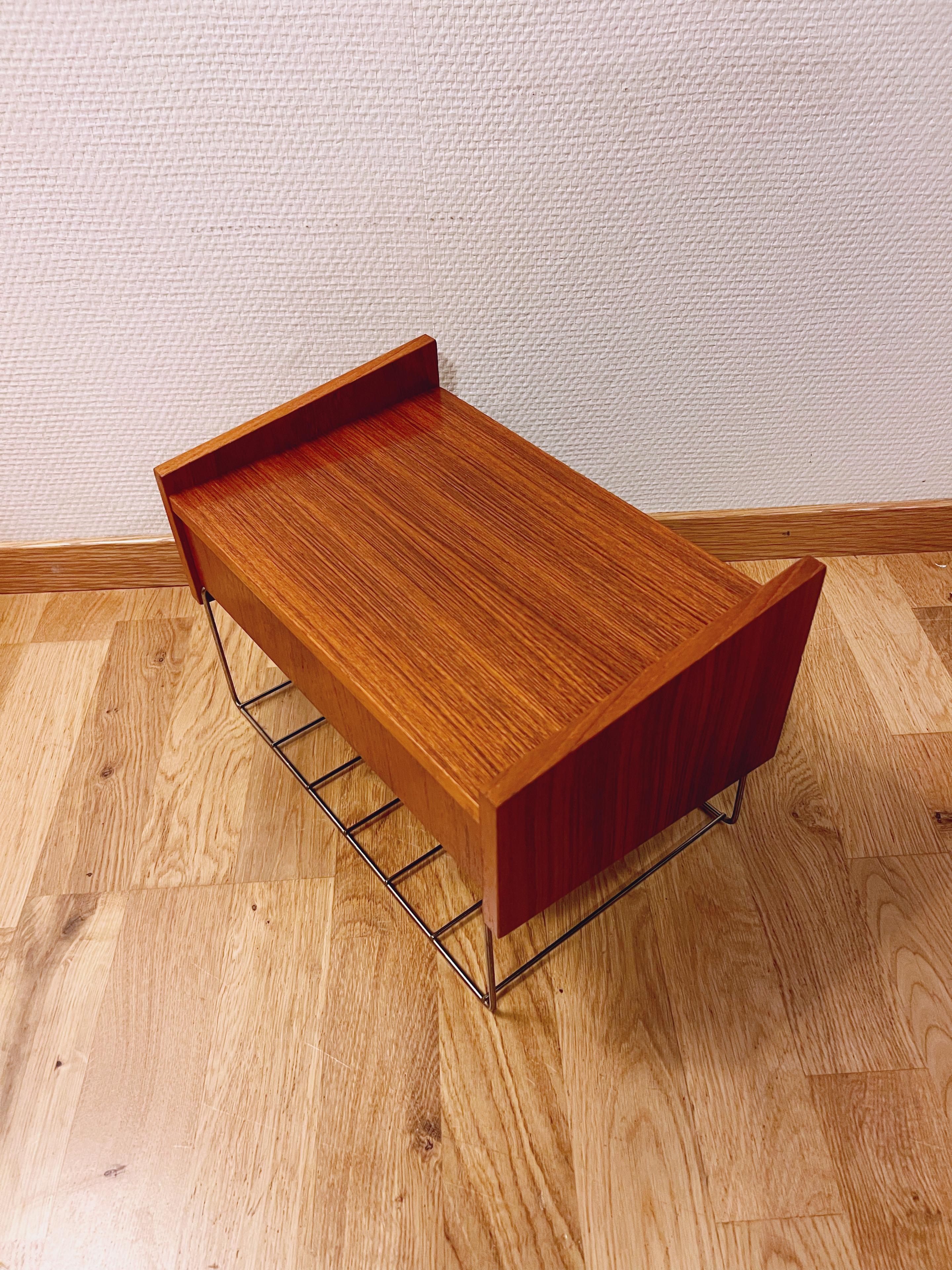 1950/60 Estantería nórdica/danesa de teca / Mesilla de noche colgante / Mesa auxiliar Teca en venta
