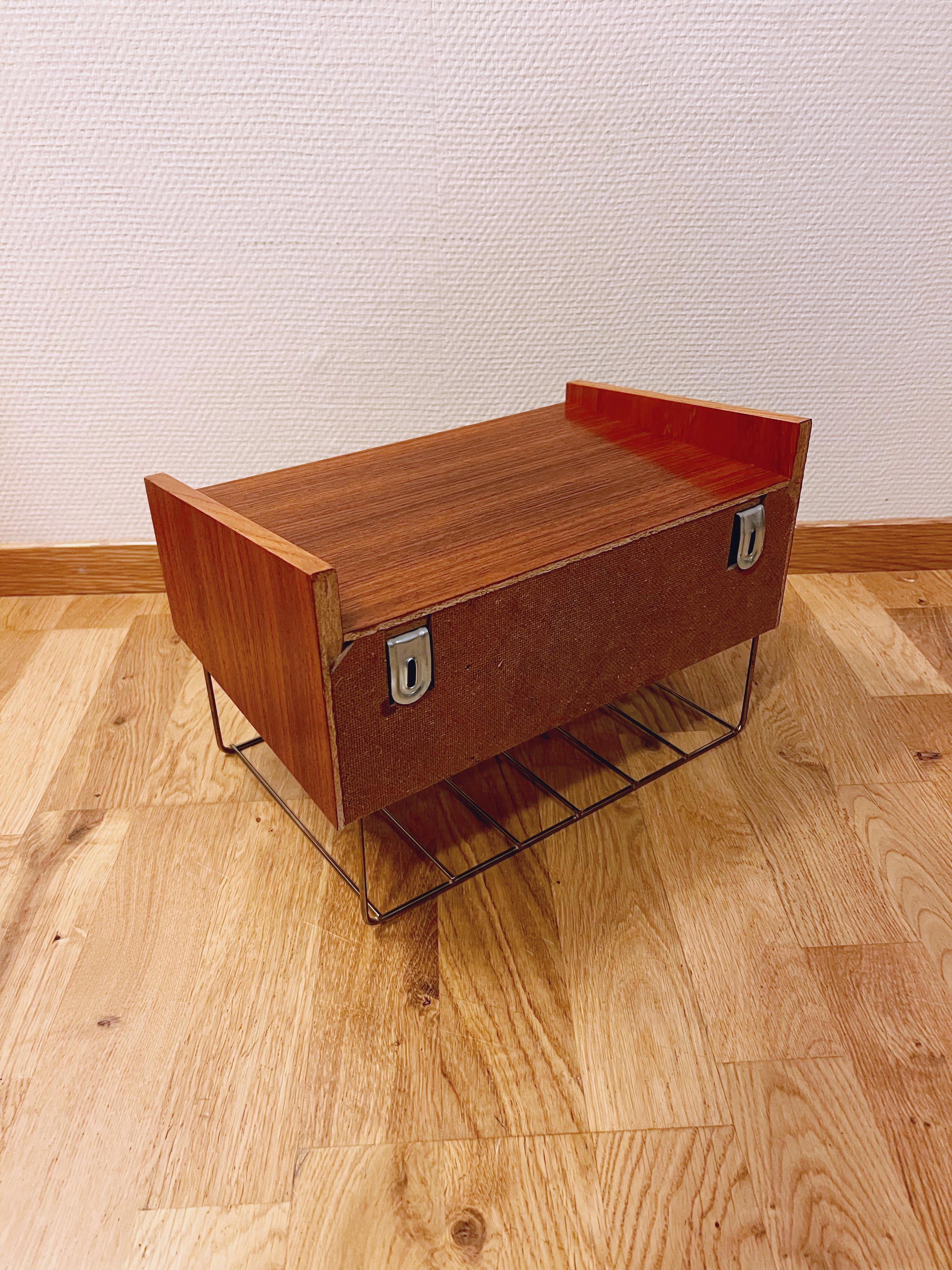 1950/60 Estantería nórdica/danesa de teca / Mesilla de noche colgante / Mesa auxiliar en venta 1