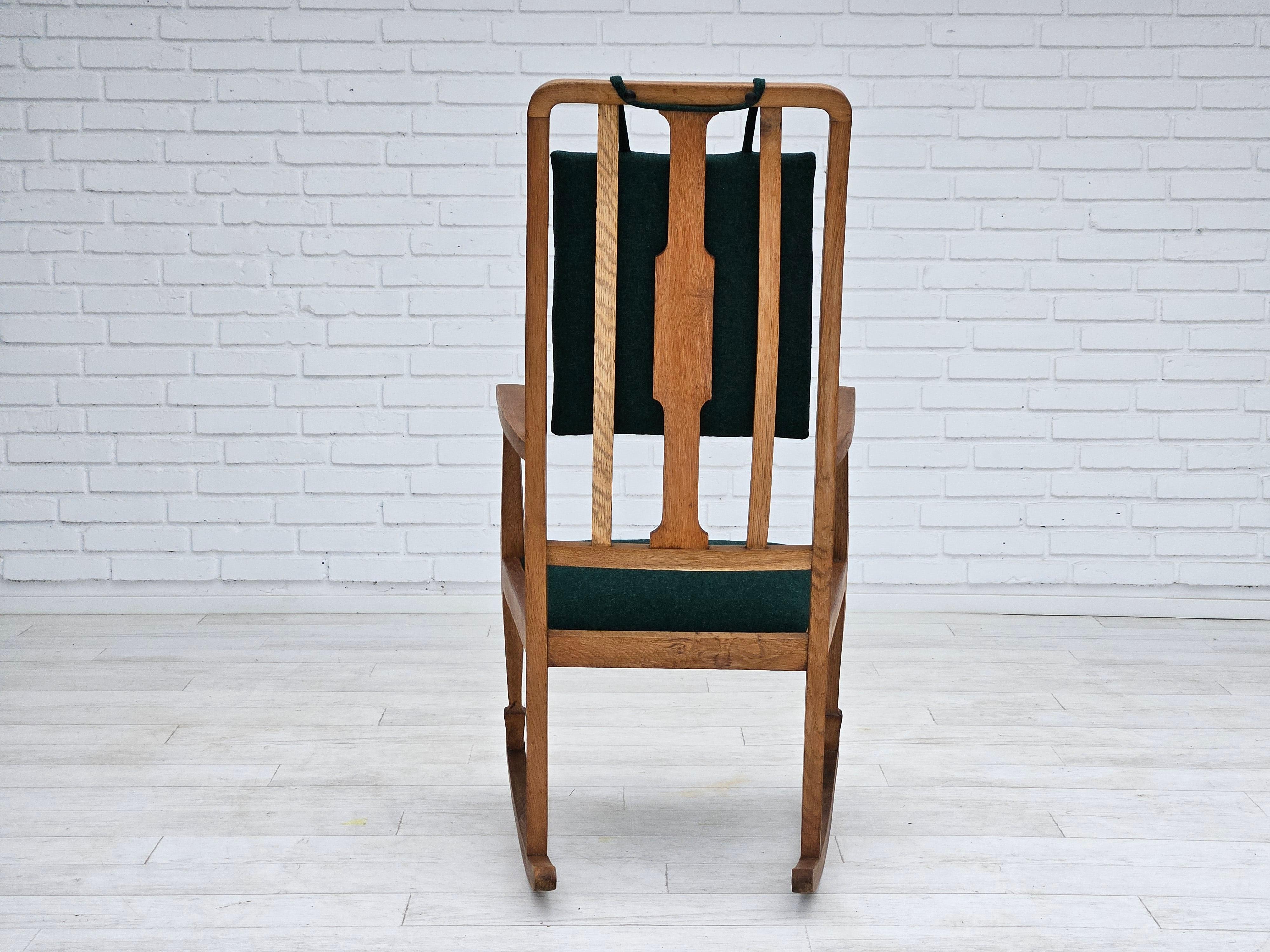 Milieu du XXe siècle Dans les années 1950-60, retapissée, chaise à dossier haut danoise, laine de mobilier KVADRAT en vente