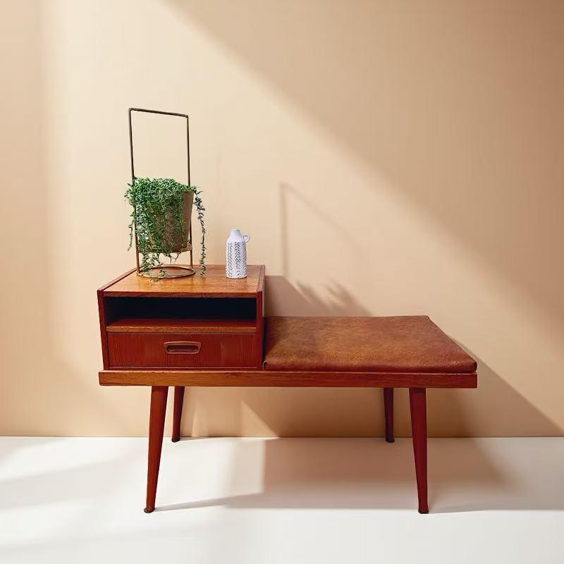 **Elegante tavolo da telefono norvegese/danese/scandinavo di design Mid-Century Modern + panca, panca da salotto, mobile da ingresso - Teak e pelle/seduta in similpelle + struttura in legno di pino e piastra di seduta, anni 1950/60**

Questa