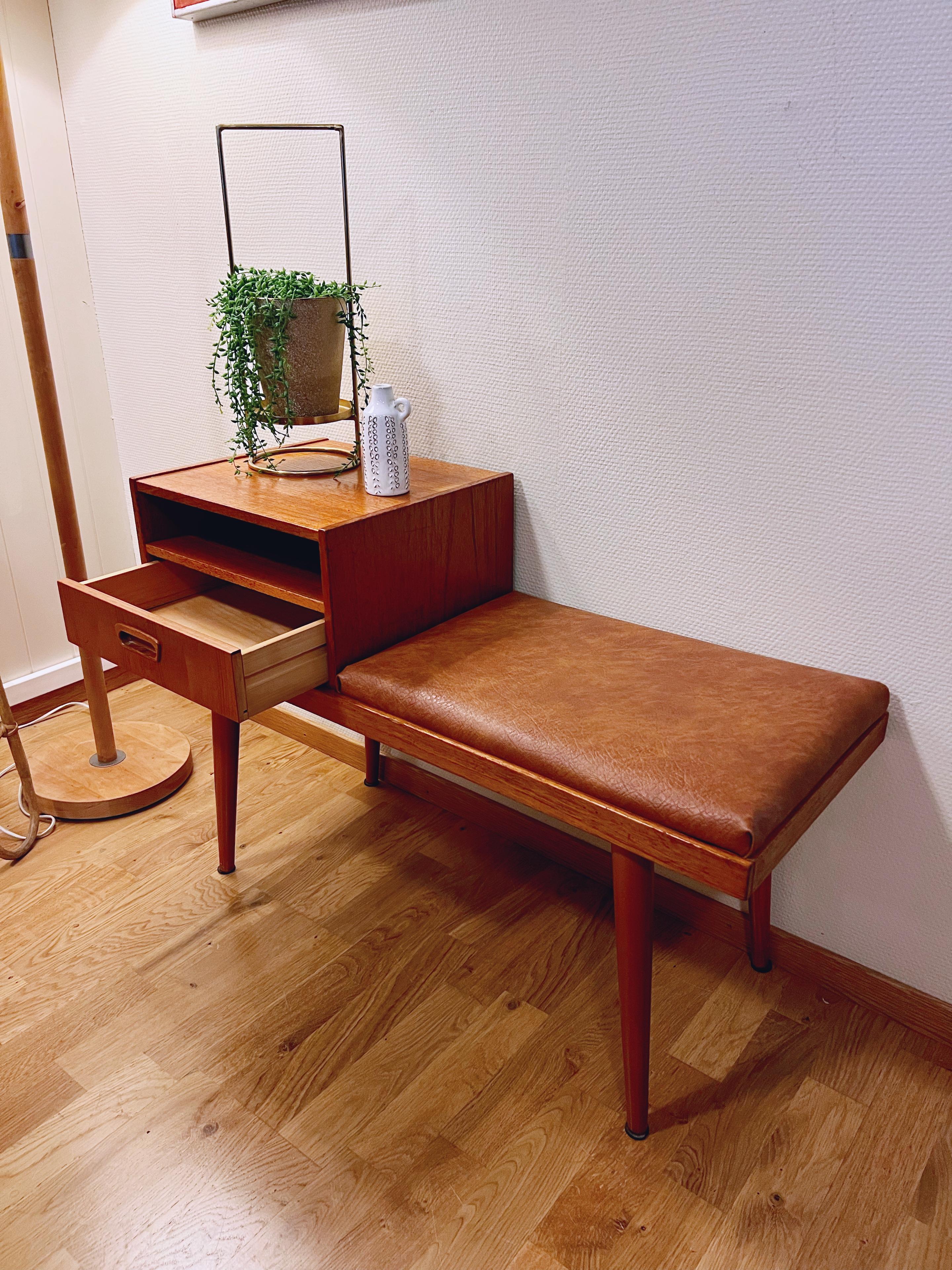 Panchina da corridoio in teak degli anni '50/'60, design scandinavo di metà secolo. In condizioni buone in vendita a Skien, NO