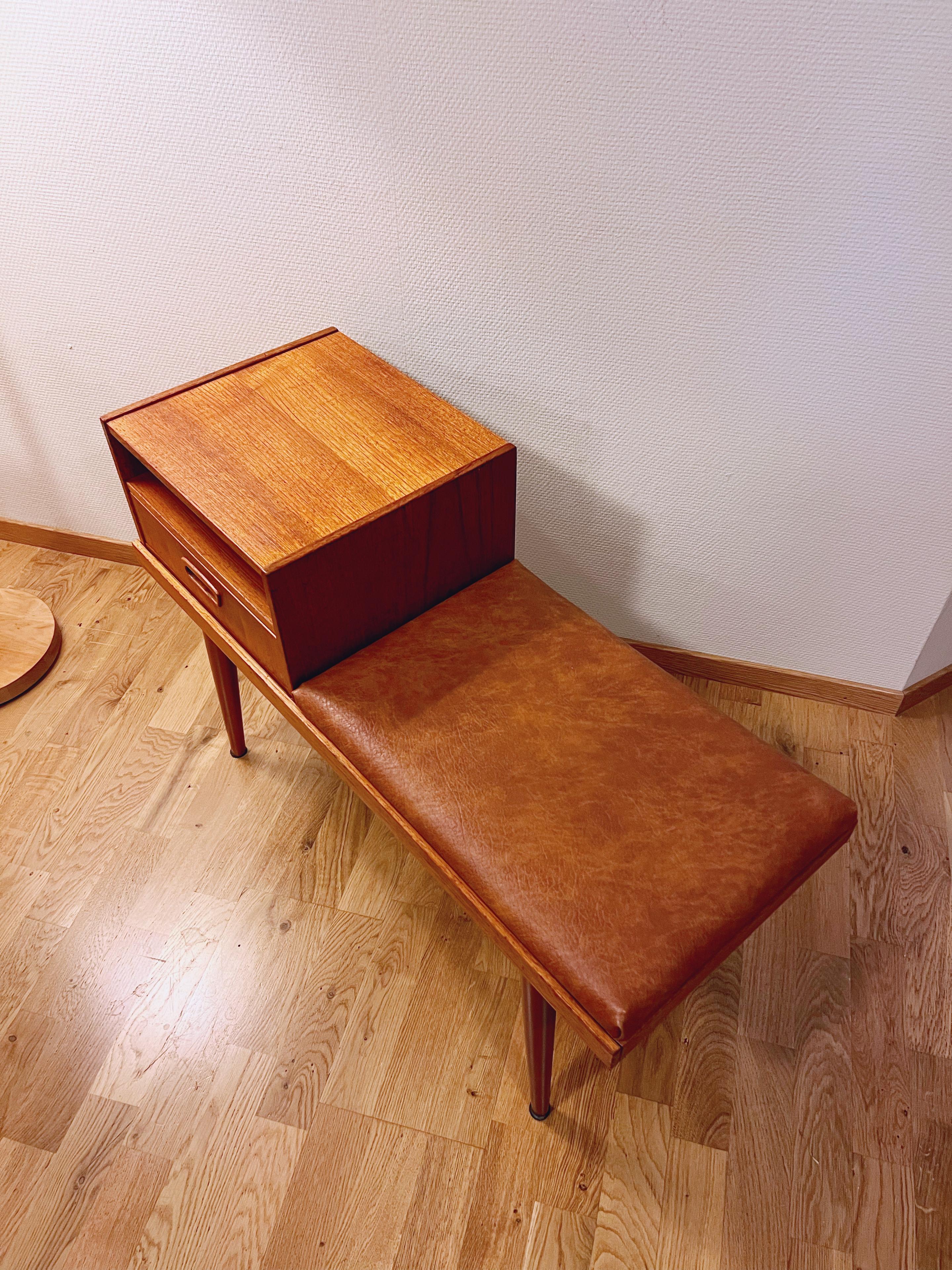 Panchina da corridoio in teak degli anni '50/'60, design scandinavo di metà secolo. in vendita 1