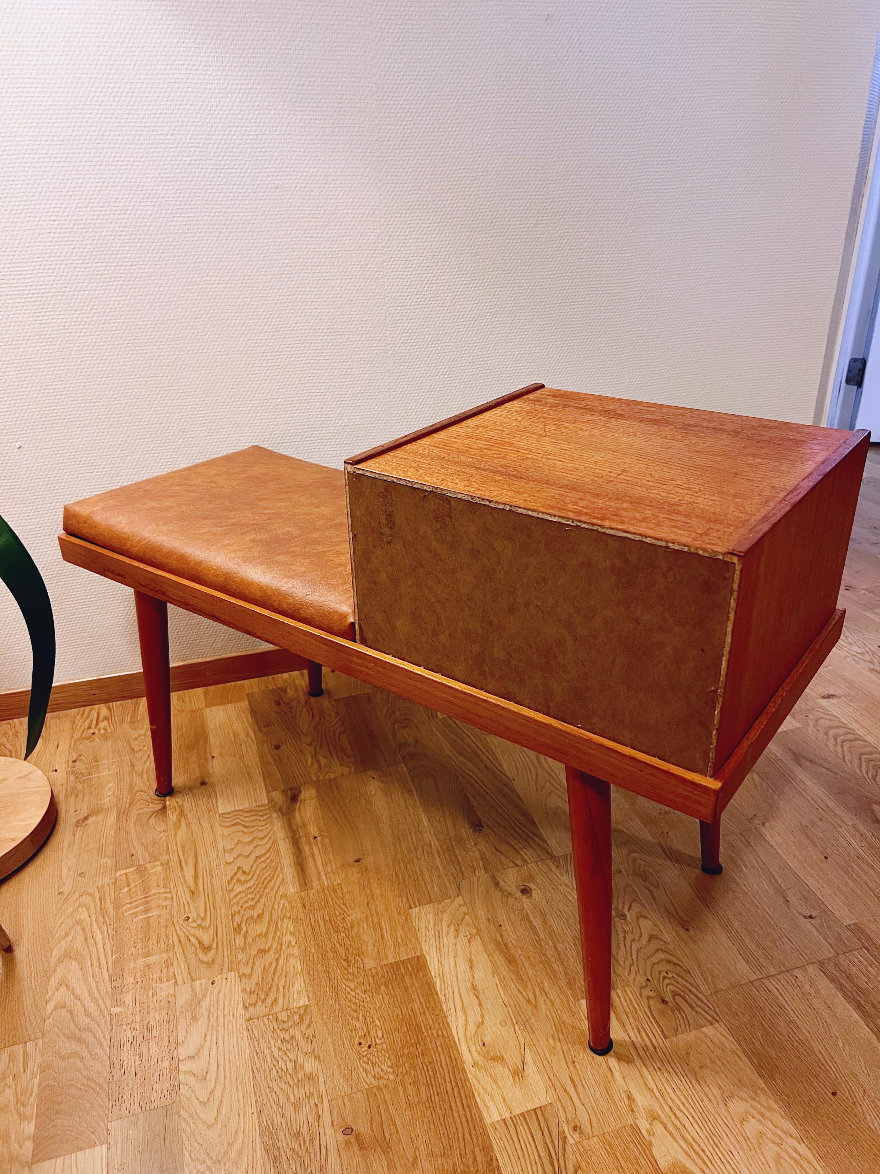 Panchina da corridoio in teak degli anni '50/'60, design scandinavo di metà secolo. in vendita 2