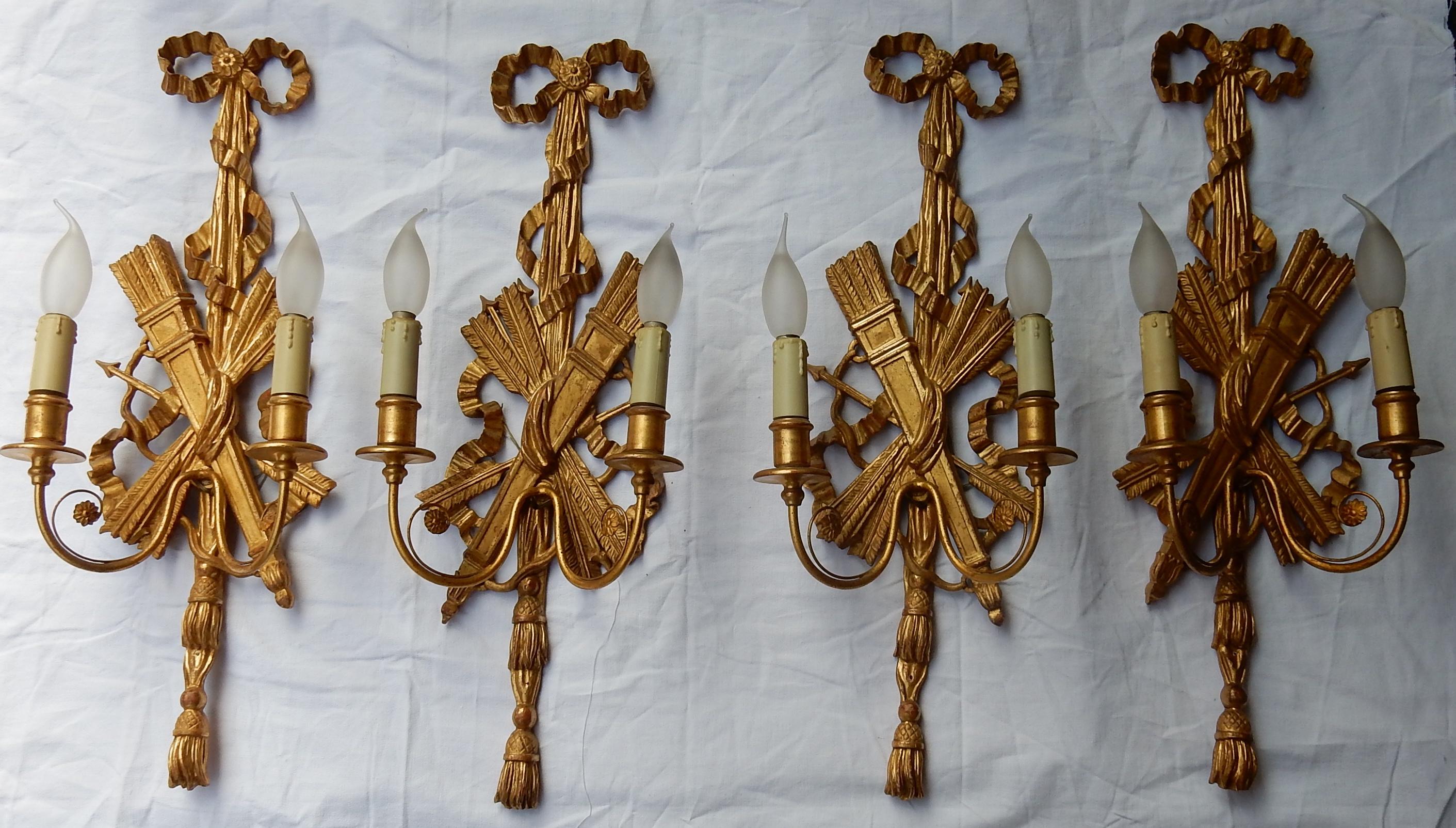2 pair of golden wooden wall lamps, circa 1950-1970, in the style of LXVI, attributes with arrows and quivers. Good condition.
