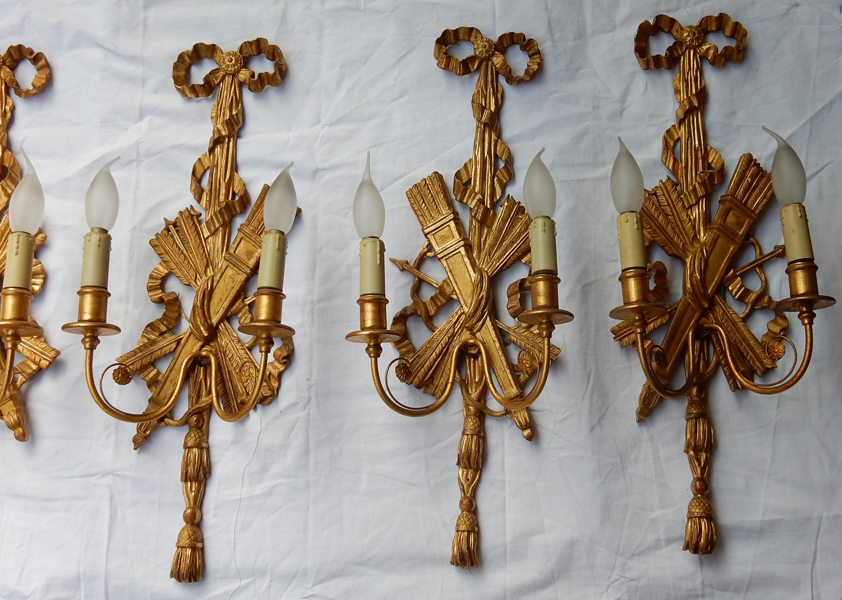2 Pares de candelabros, madera dorada y atributos de hierro dorado con flechas, 1950-1970 Francés en venta