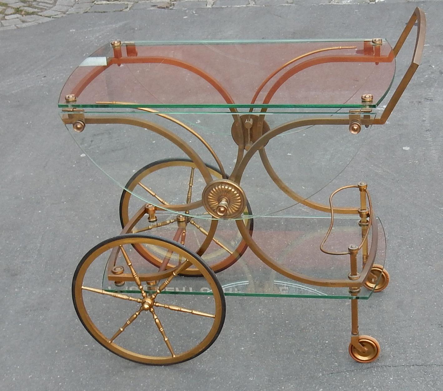 Rollbare Bar aus Messing und Bronze mit Glasplatte hat Klappen
Guter Zustand, ca. 1950-1970.