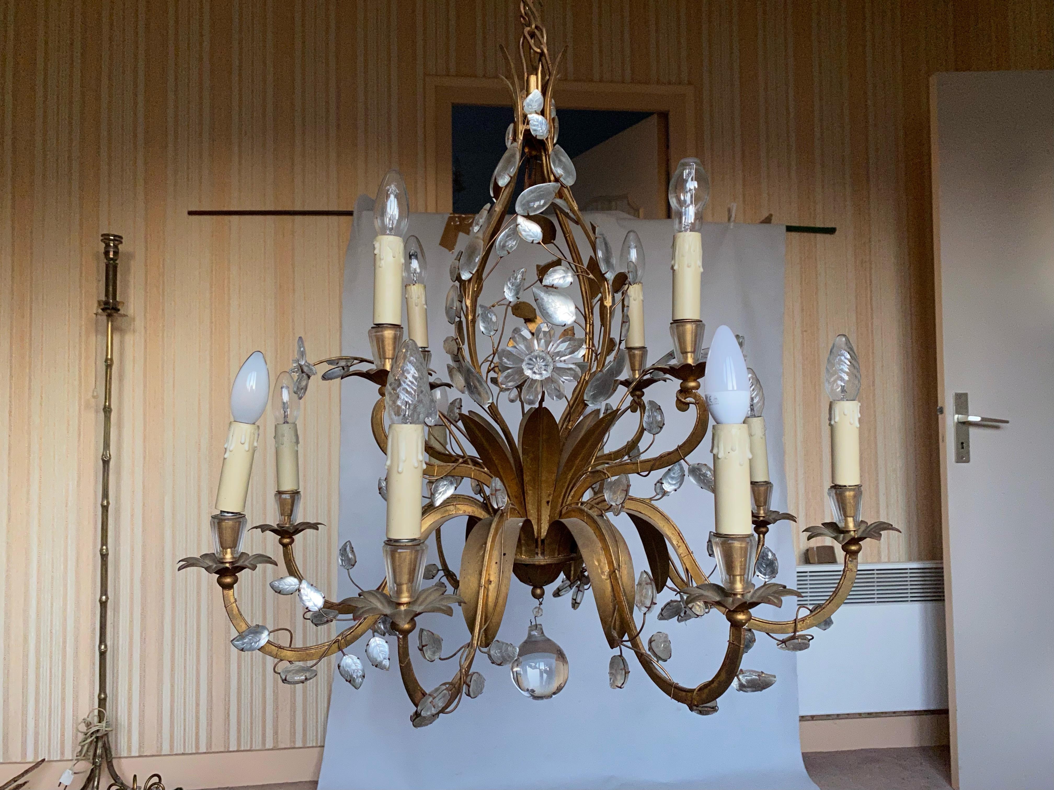 Chandelier with 8 + 4 arms of light on 2 rows. The frames are in gilded metal and the molded glass leaves on a silver tan background, the molded glass bobèches and daisies,
 Condition of use. Circa 1950/70
Height: 80 cm excluding chain + 50