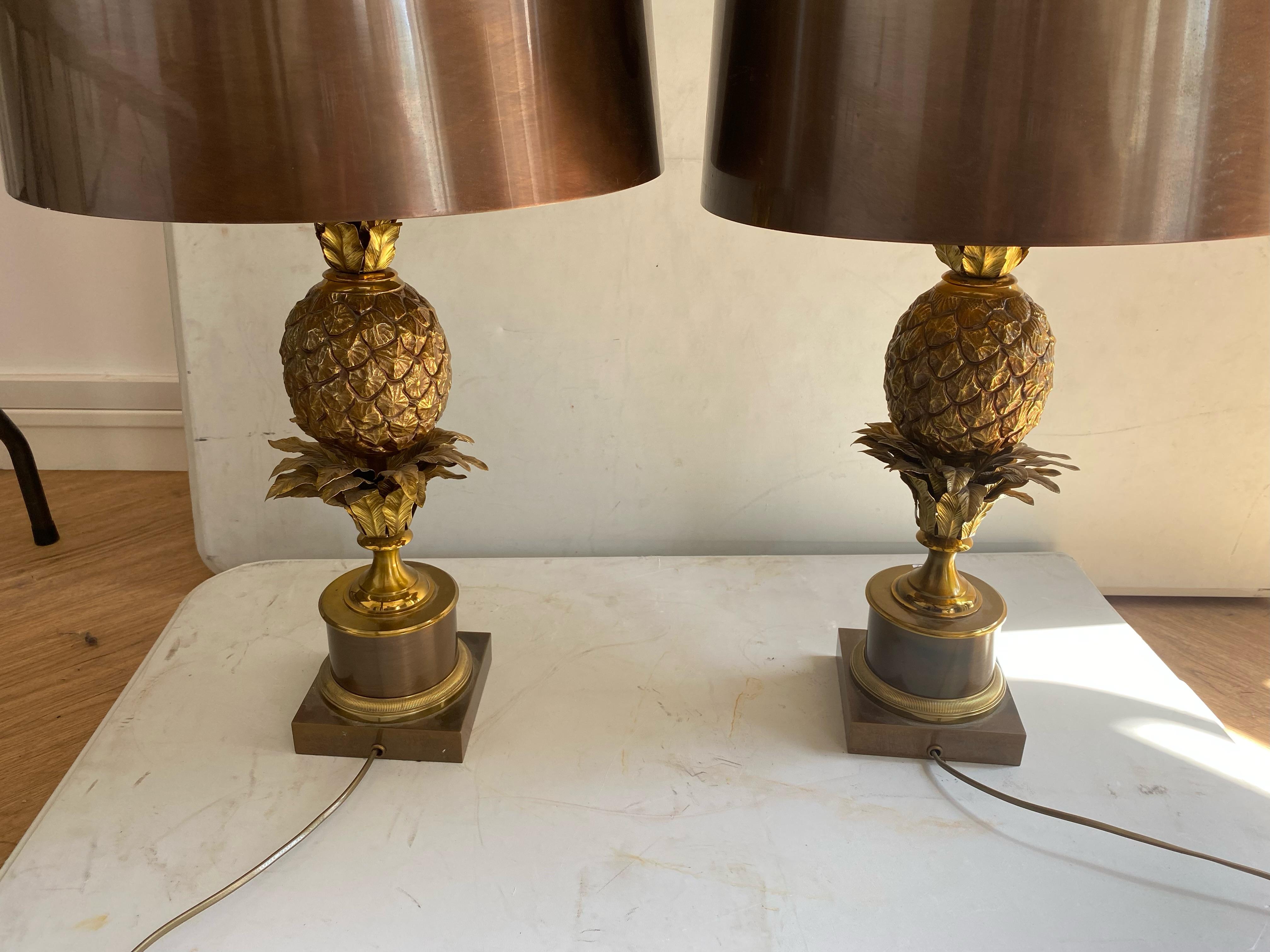 Paire de lampes ananas signées Charles & Fils, fabriquées en France, structure en bronze, abat-jour en laiton patiné avec une soucoupe anti-reflet, pièce unique de commande, bon état, Circa 1950/70
3 ampoules, douilles à vis
Hauteur : 74cm
Base :