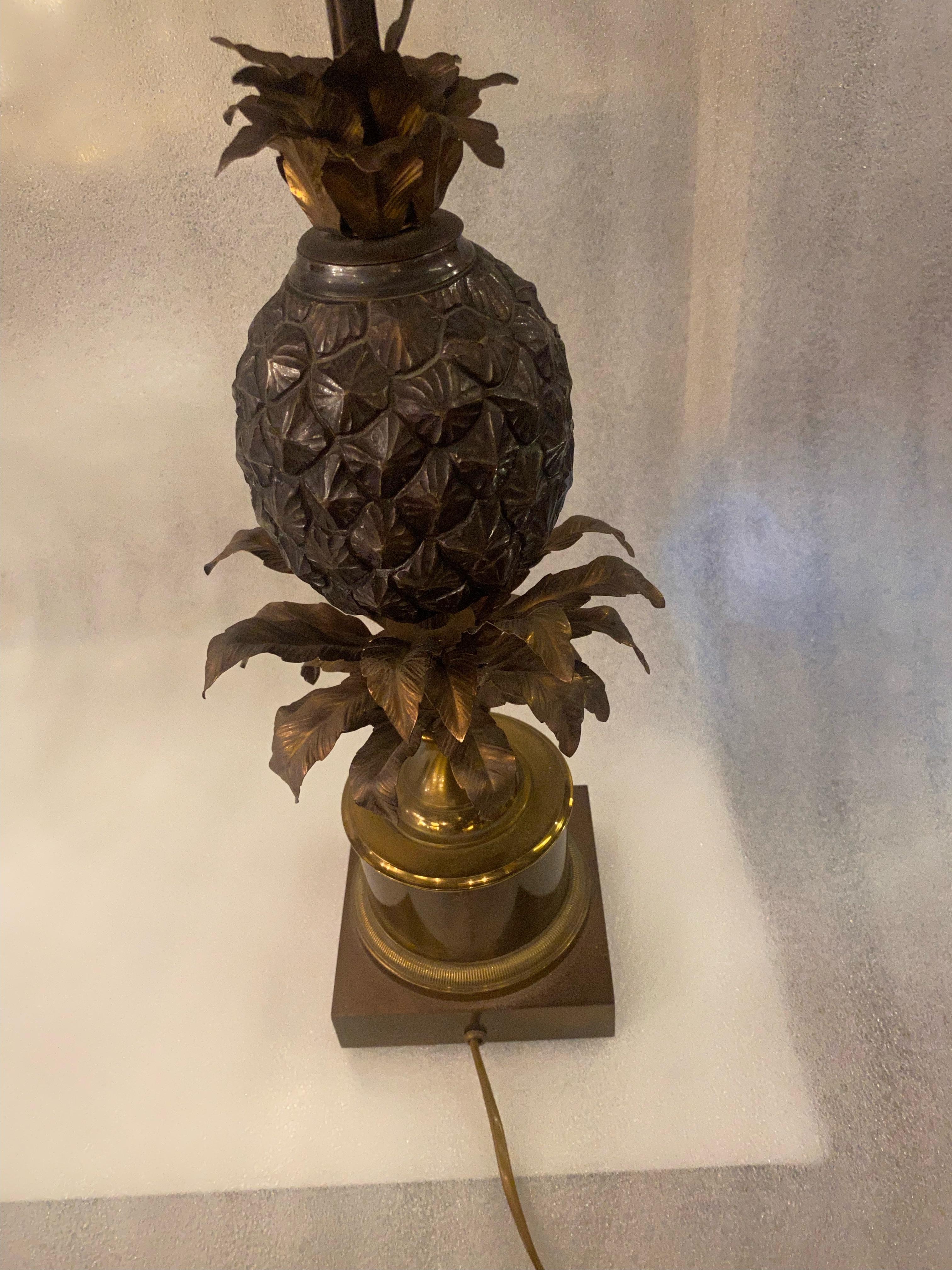 Paar Ananas-Lampen aus Bronze oder ähnlich, Messingschirm, signiert Charles, 1950/70, Paar 10