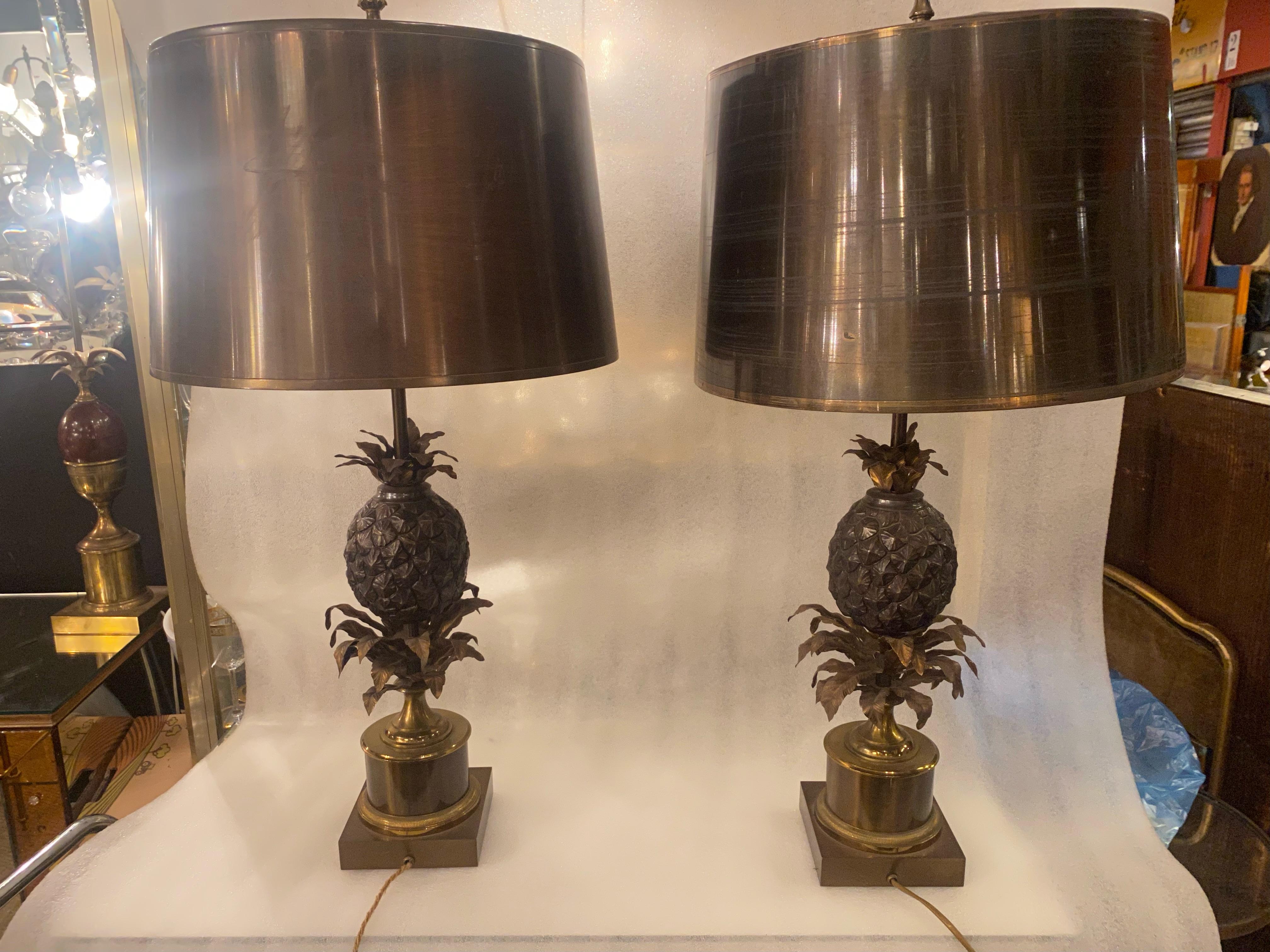 Pair of Pineapple lamps or similar signed Charles & Fils, made in France, bronze structure, lampshades in gilded brass and polished on the edges, good condition, Circa 1950/70
3 bulbs, bayonet and screw sockets
Height: 80cm
Base: 13 x 13
