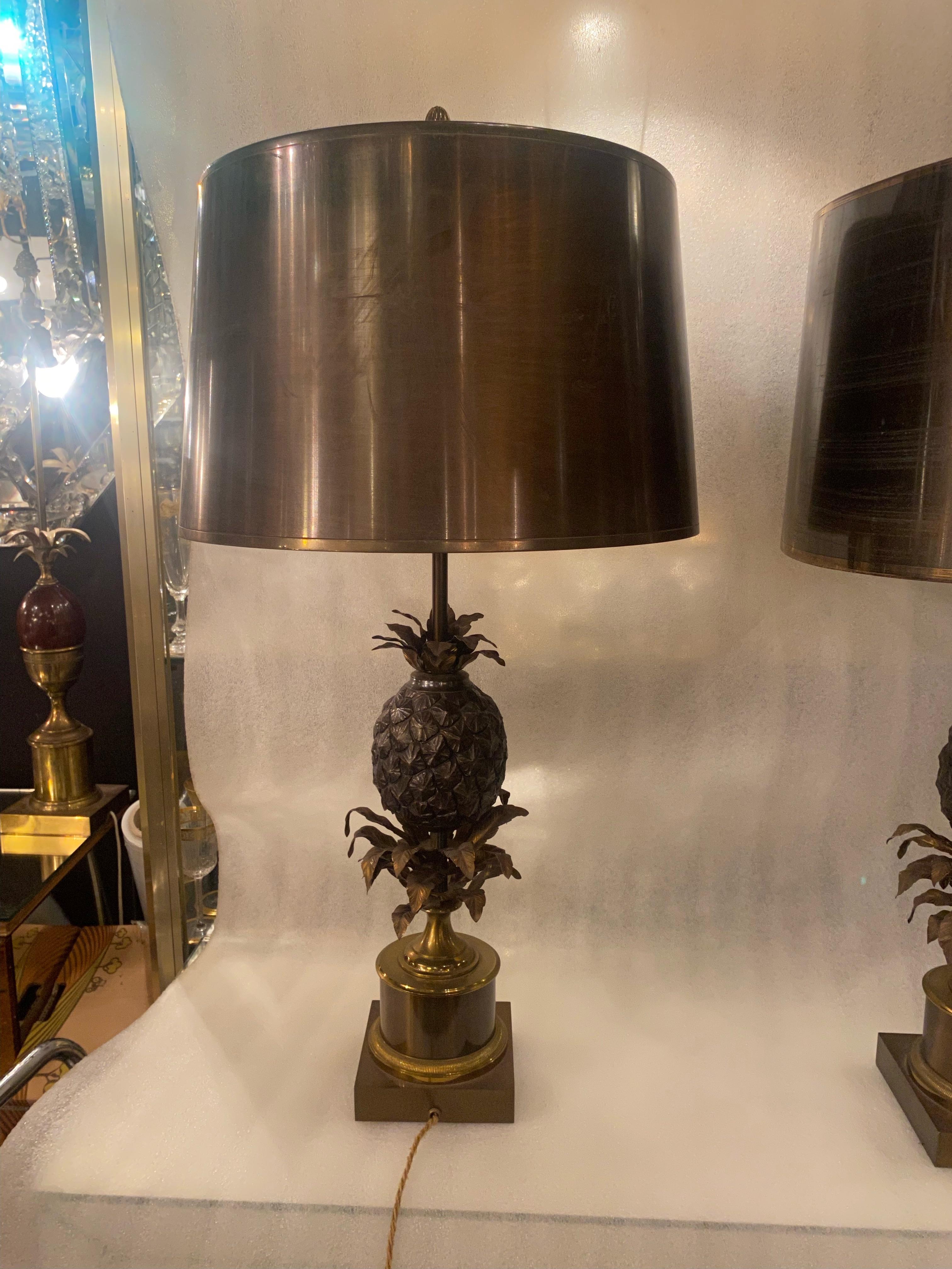 Paar Ananas-Lampen aus Bronze oder ähnlich, Messingschirm, signiert Charles, 1950/70, Paar 2