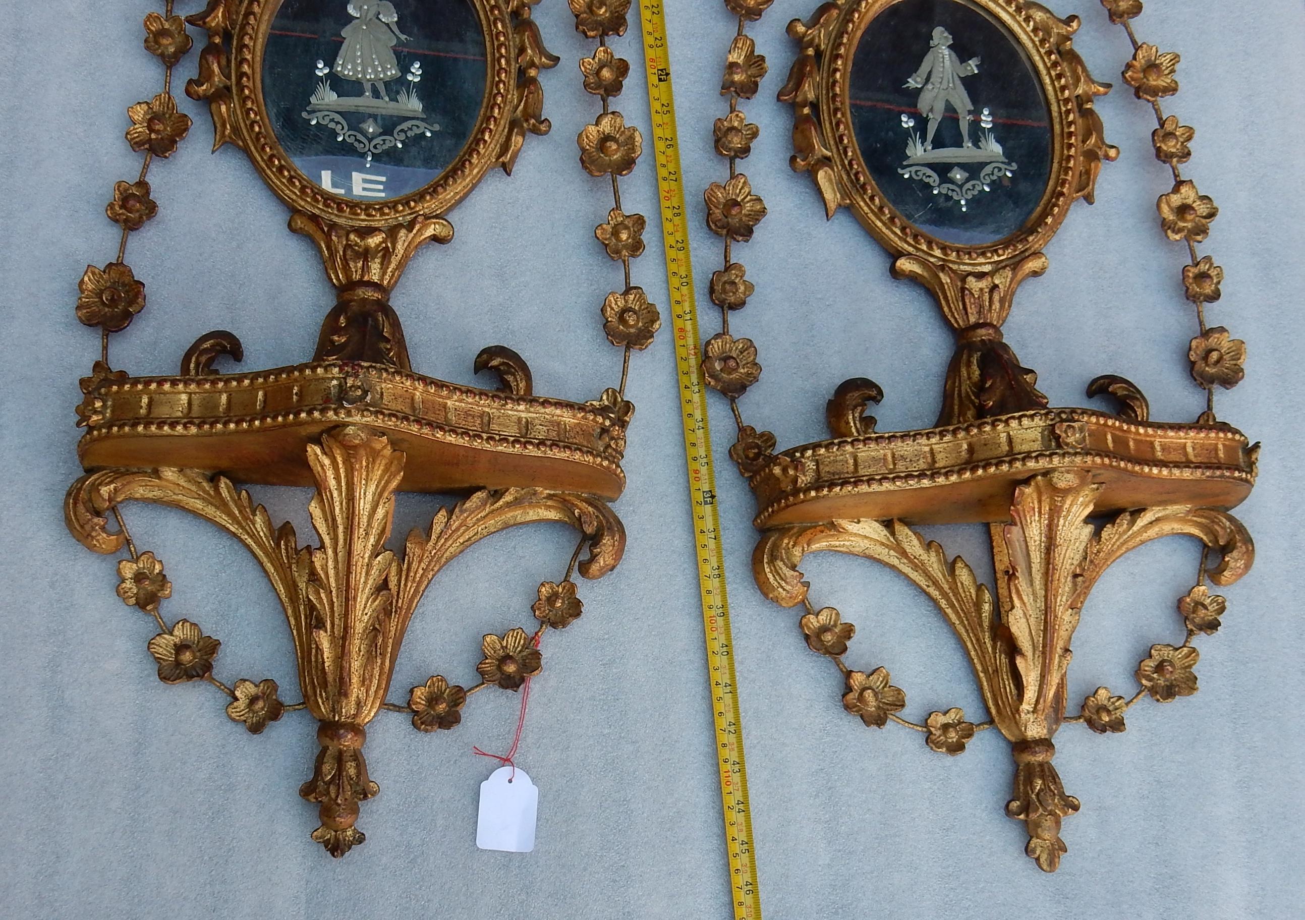 1950-1970 pair of Venice gilded wood sconces with romantic characters with console and garlands, engraved mirrors Mister and Madam.
Measures: Height 115 cm
Length 39 cm
Depth 14 cm.