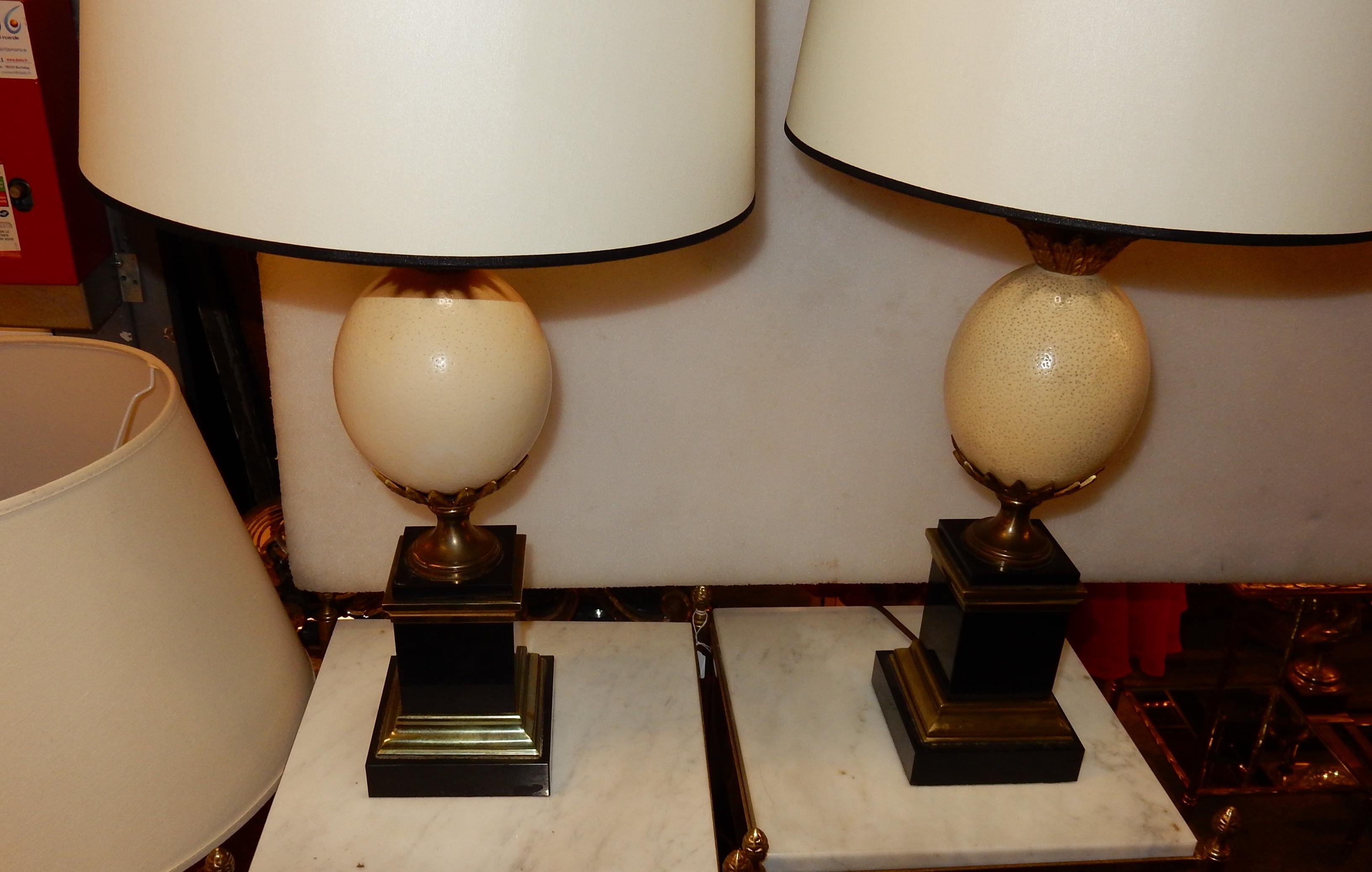 Paar Lampen aus schwarzem Marmor und Straußeneier im Stil von Maison Jansen, 1950–1970 (Bronze) im Angebot