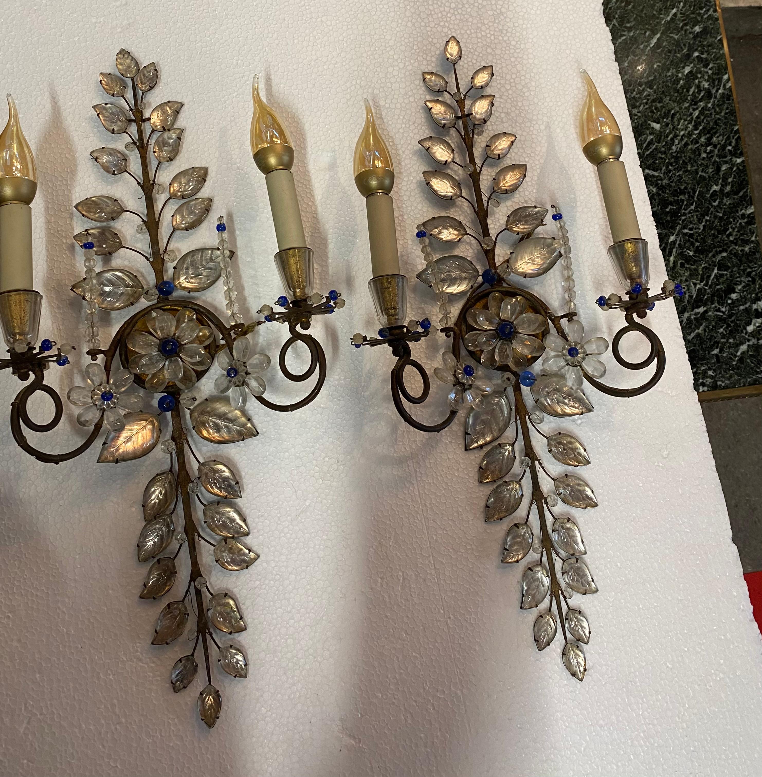 Pair of gilded iron wall lights decorated with crystal or glass decorated with flowers and leaves, two sconces, Maison Baguès
Circa 1970
Good condition
Width: 28 cm
Height: 57 cm
Depth: 10 cm