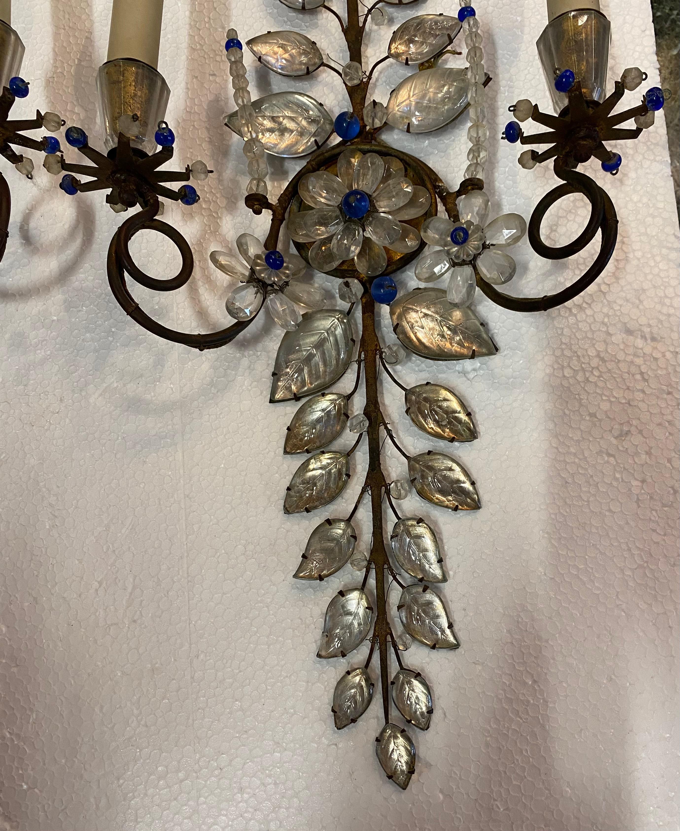Doré 1950/70′ Paire d'appliques en marguerite de la Maison Baguès H 57 cm avec perles en verre bleu. en vente