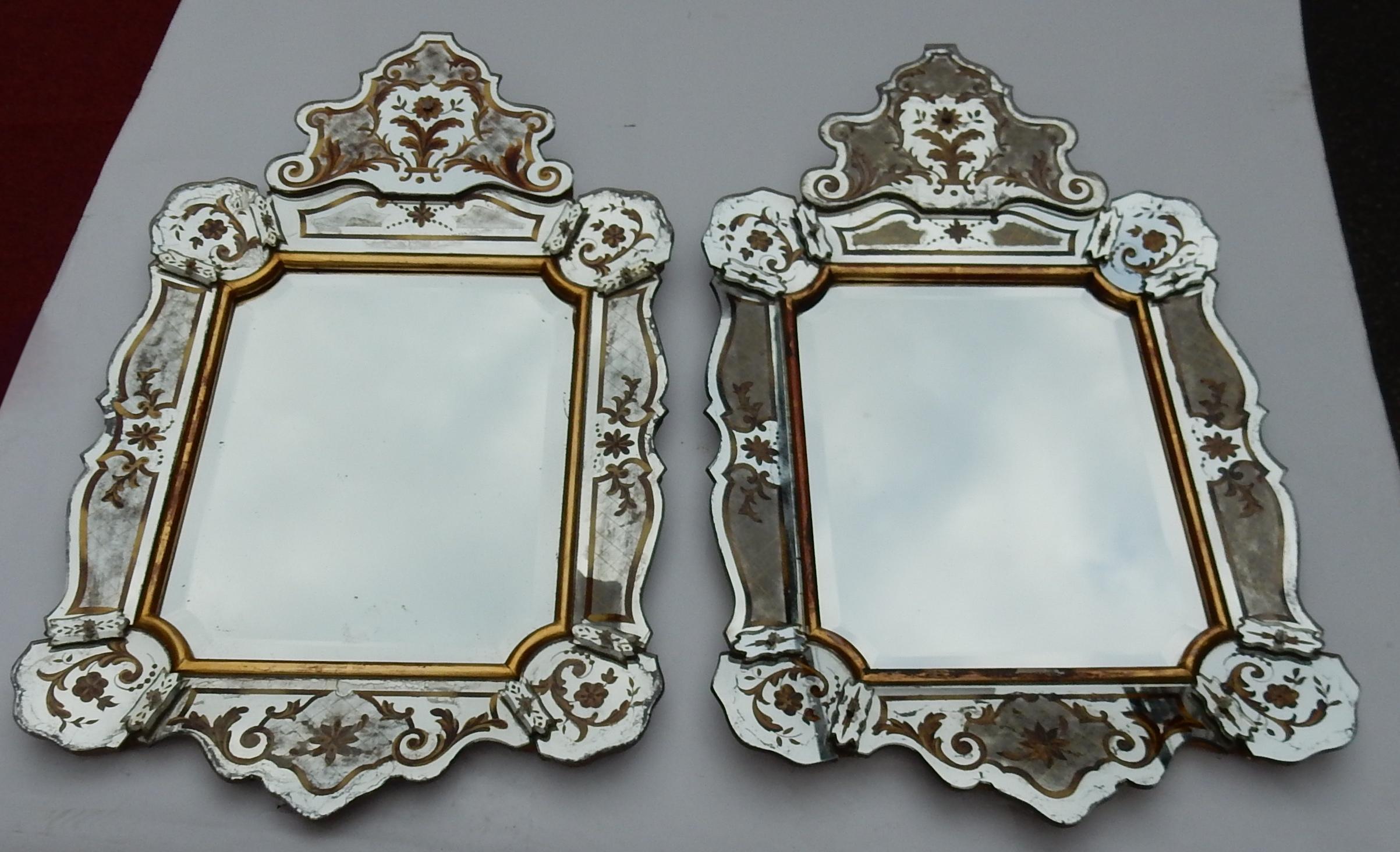 Églomised pair of mirrors circa 1950 center mirror beveled.
Framed by a golden wooden baguette, condition of use.